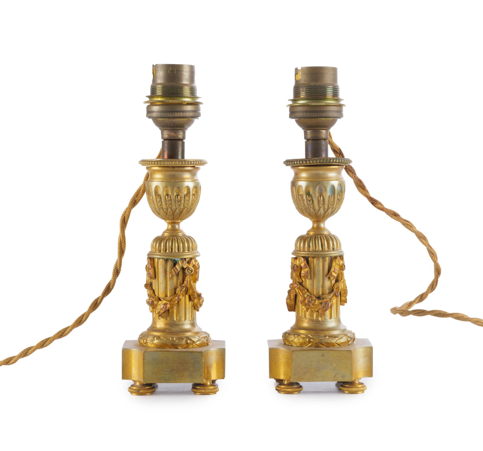 Paire de bougeoirs de style Louis XVI, fin XIXe s., en bronze ciselé et doré, montés  (1 of 5)