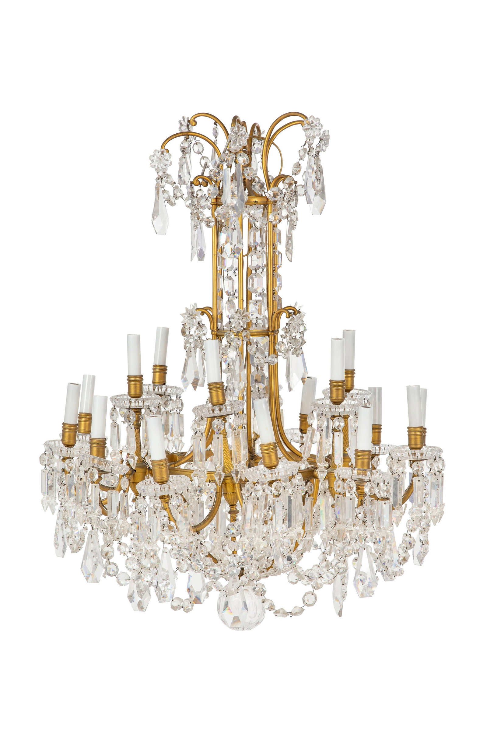 Lustre par la maison Baccarat, début XXe s., en bronze doré et cristal taillé, dix-hu: Lustre par la maison Baccarat, début XXe s., en bronze doré et cristal taillé, dix-huit feux, estampillé sur les coupelles, h. 95 cm, diam. 75 cm