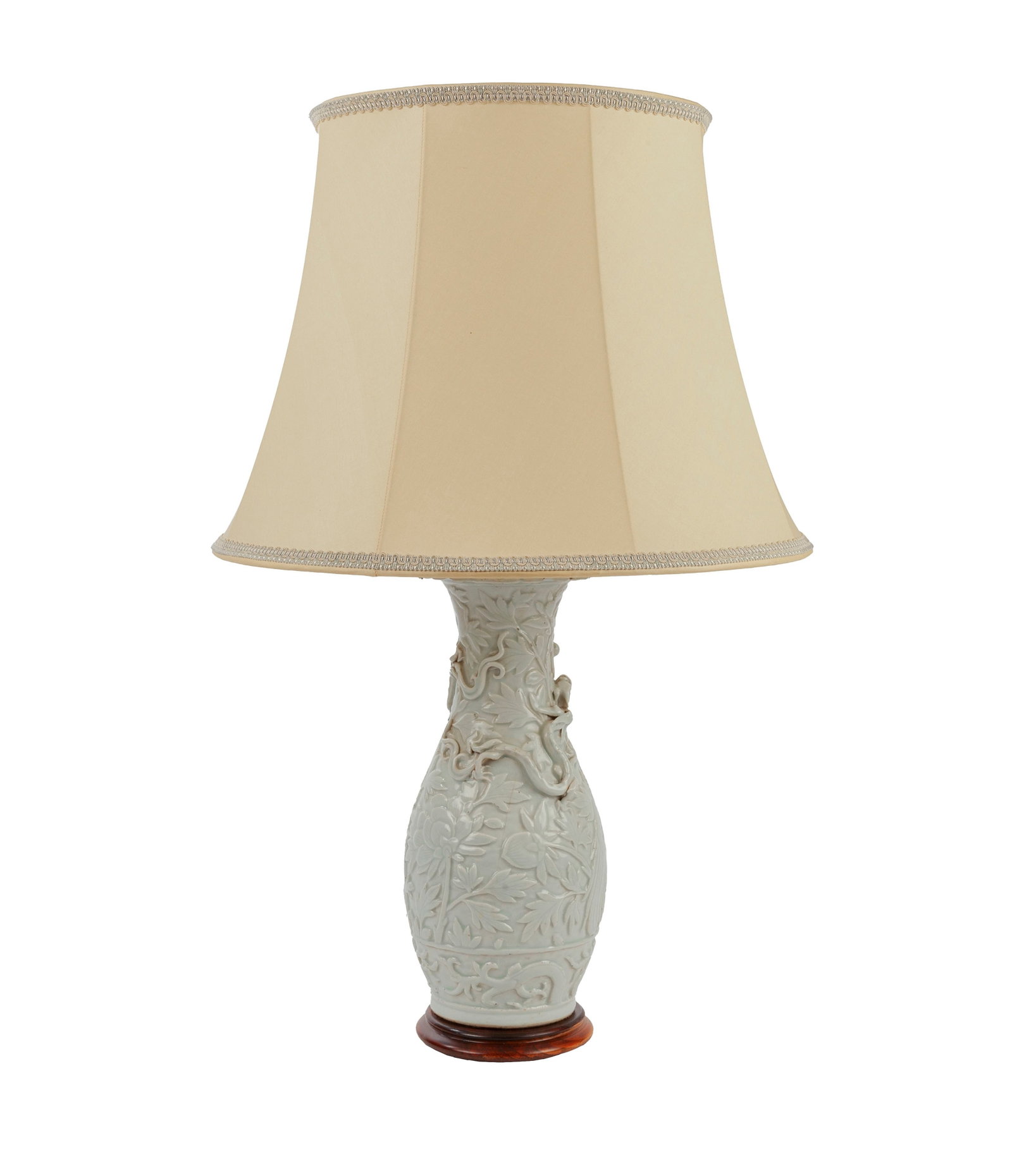 Vase, Chine, XXe s., en porcelaine à glaçure céladon, monté en lampe, base circu: Vase, Chine, XXe s., en porcelaine à glaçure céladon, monté en lampe, base circulaire en bois naturel, abat-jour en tissu crème, h. 64 cm Condition présence de