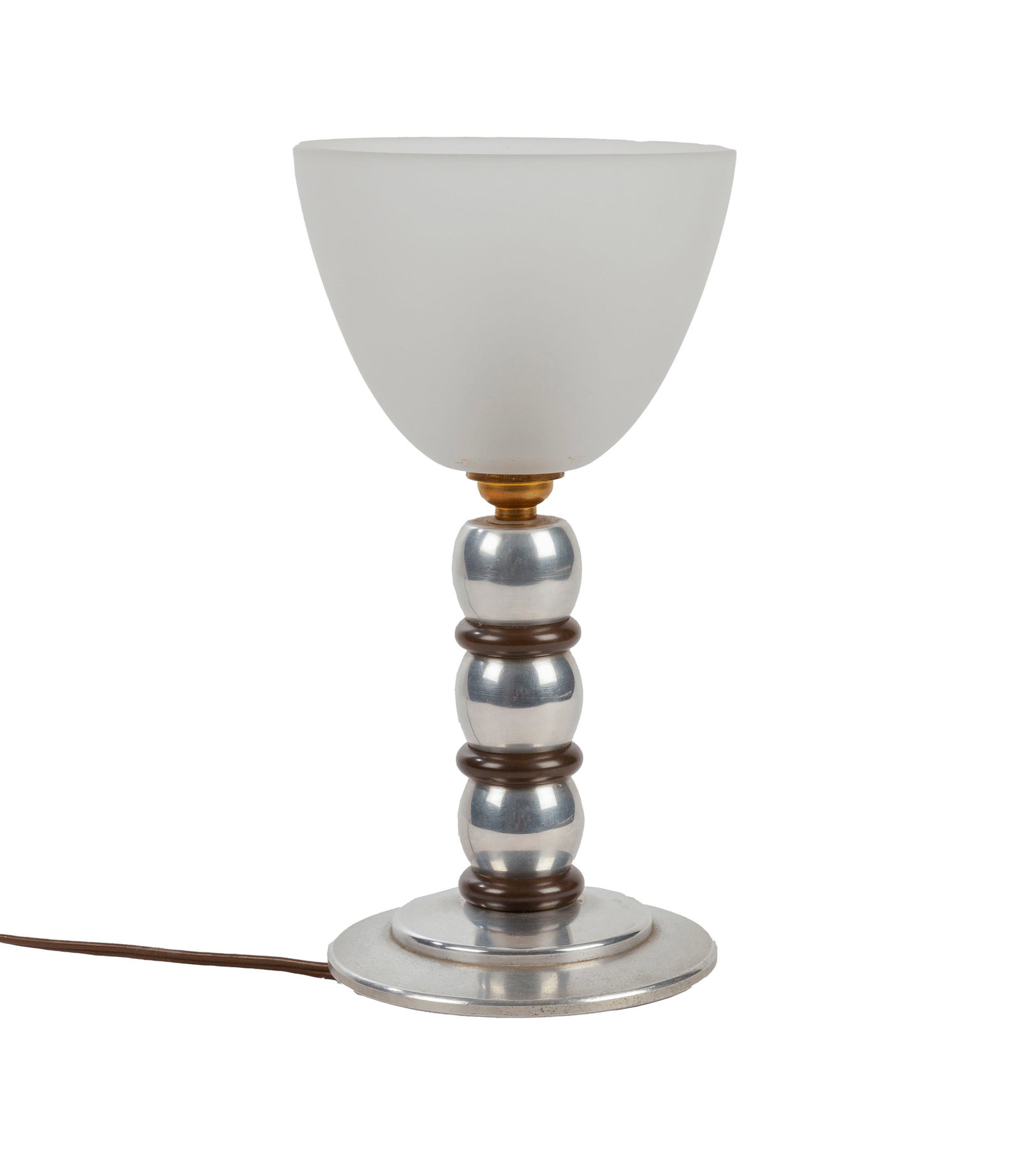 Lampe de table moderniste, XXe s., en métal patiné et argenté, fût composé : Lampe de table moderniste, XXe s., en métal patiné et argenté, fût composé de trois disques et boules, base circulaire, diffuseur en verre poli, h. 26 cm Condition nous ne