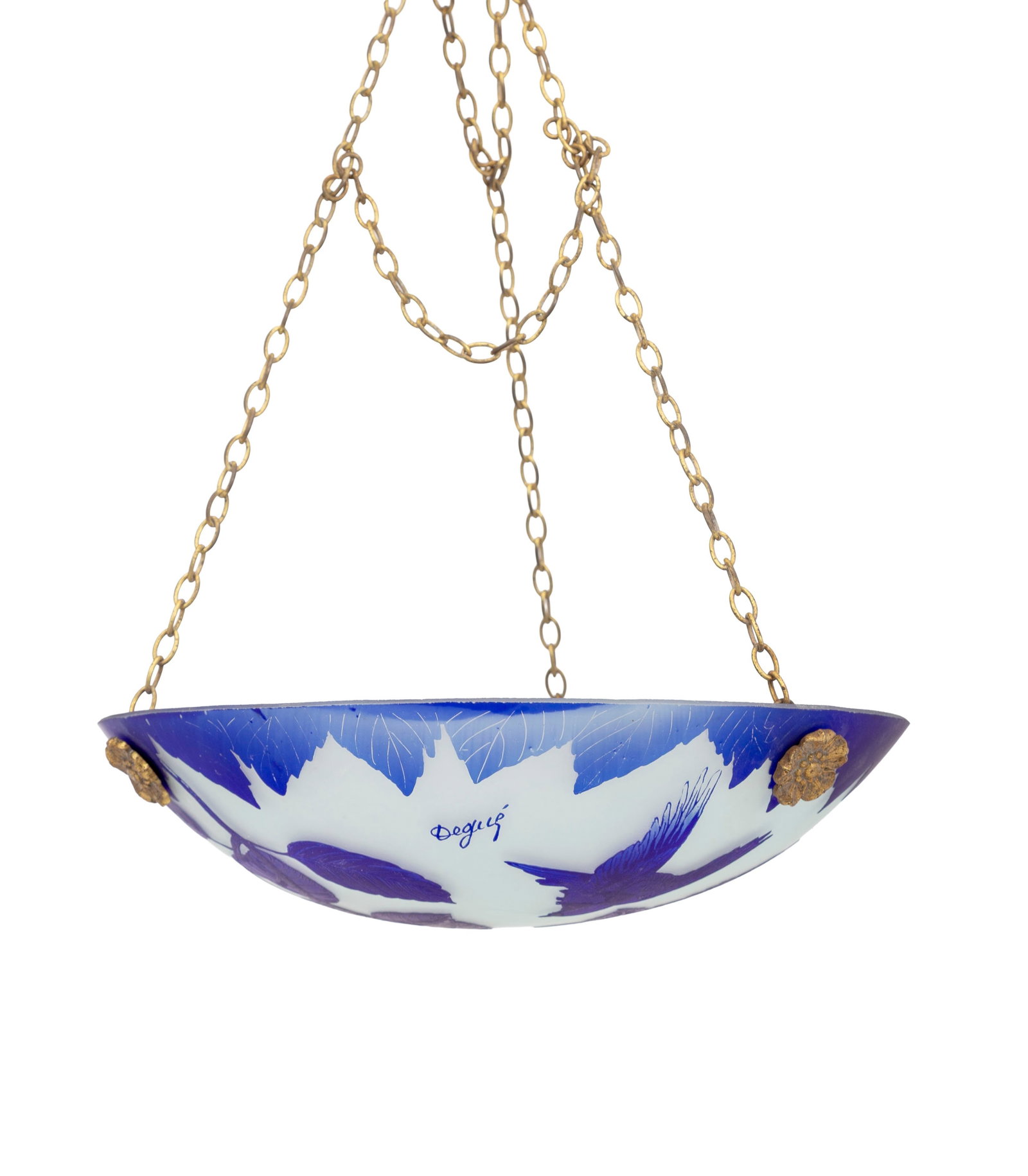 Suspension signée Degué, en verre multicouche dégagé à l'acide à d: Suspension signée Degué, en verre multicouche dégagé à l'acide à décor de feuillages et oiseau, chaîne en métal, diam. 35 cm Condition présence
