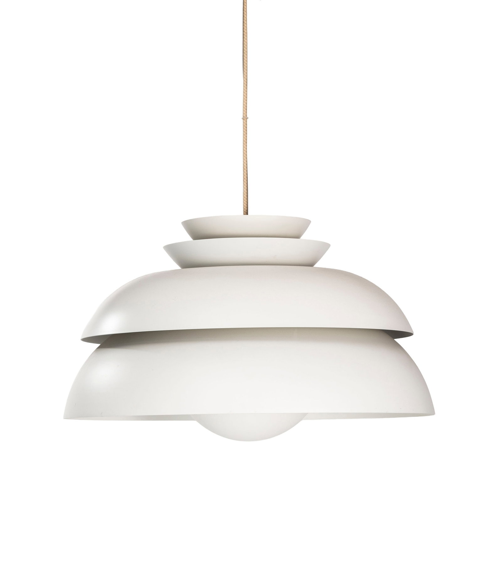 Suspension Concert par Jörn Utzon, en métal laqué blanc et verre opalin, modèle : Suspension Concert par Jörn Utzon, en métal laqué blanc et verre opalin, modèle créé en 2005, h. 23 cm, diam. 55 cm
