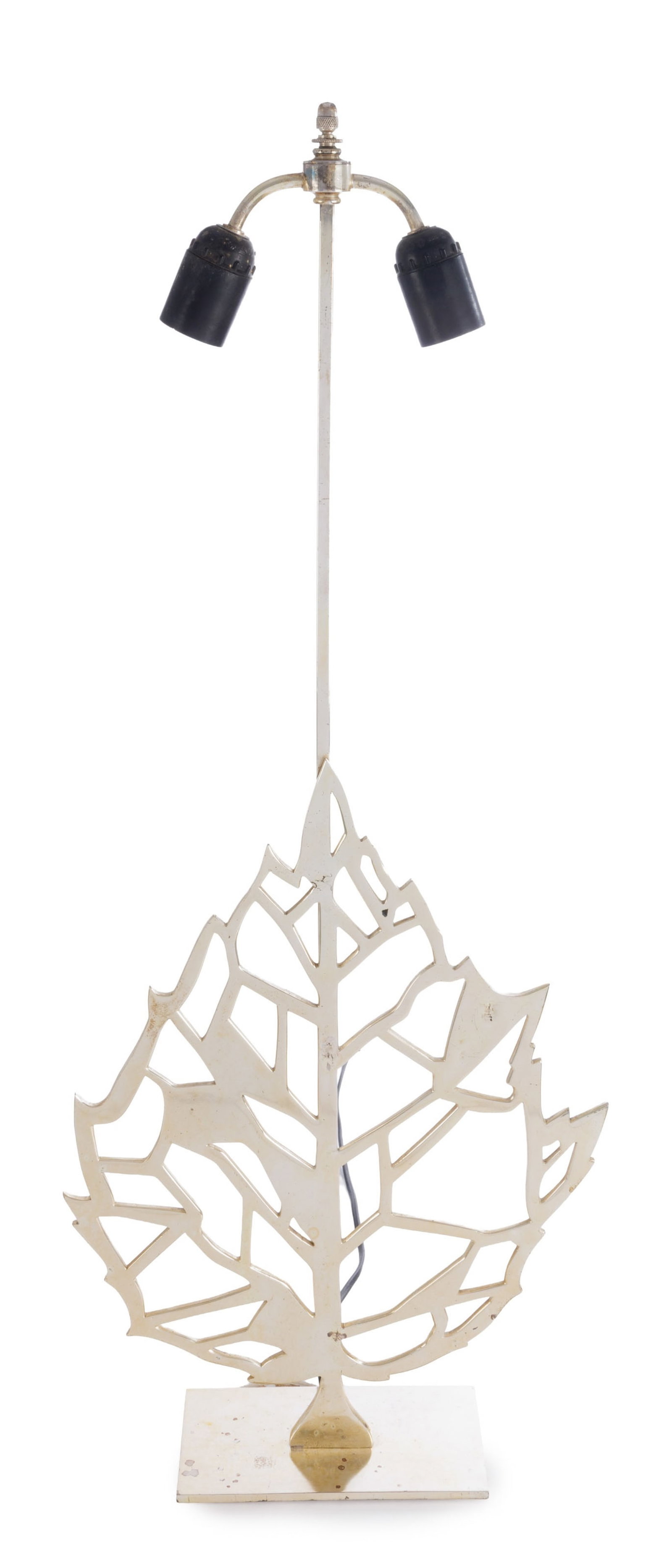 Lampe à poser attribuée à Maria Pergay (1930-2023), en métal chromé figuran: Lampe à poser attribuée à Maria Pergay (1930-2023), en métal chromé figurant une feuille stylisée ajourée, modèle créé en 1968-1970, h. 86 cm