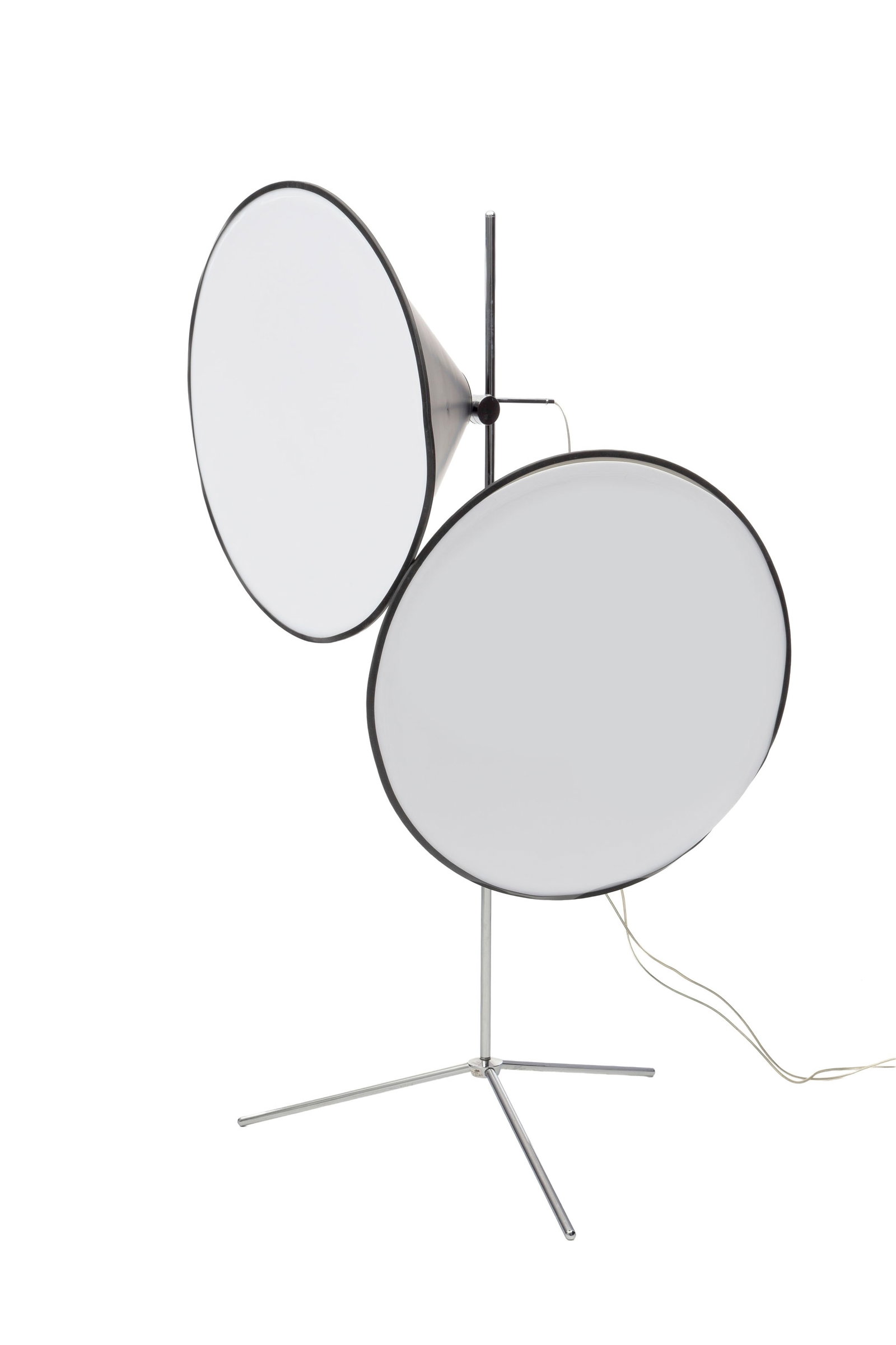 Lampe de sol Cone par Tom Dixon, fût en métal chromé sur lequel sont rapportés d: Lampe de sol Cone par Tom Dixon, fût en métal chromé sur lequel sont rapportés deux éléments coniques, diffuseurs en polymère opalin, modèle créé en