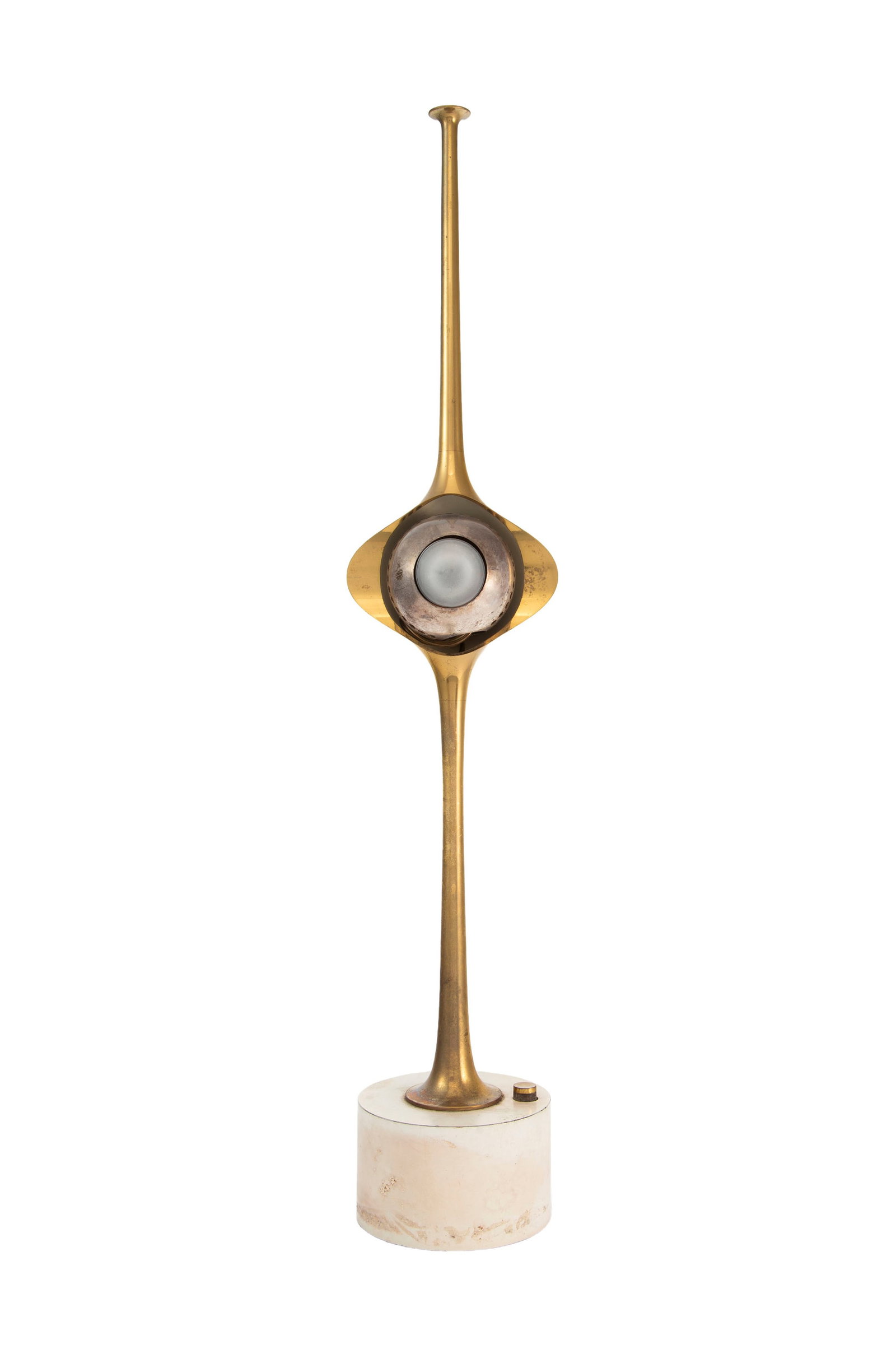 Lampe Cobra par Angelo Lelii (1911-1979), fût en métal doré, diffuseur perforé o: Lampe Cobra par Angelo Lelii (1911-1979), fût en métal doré, diffuseur perforé orientable, base circulaire en métal laqué blanc, électrification à faire, h. 62