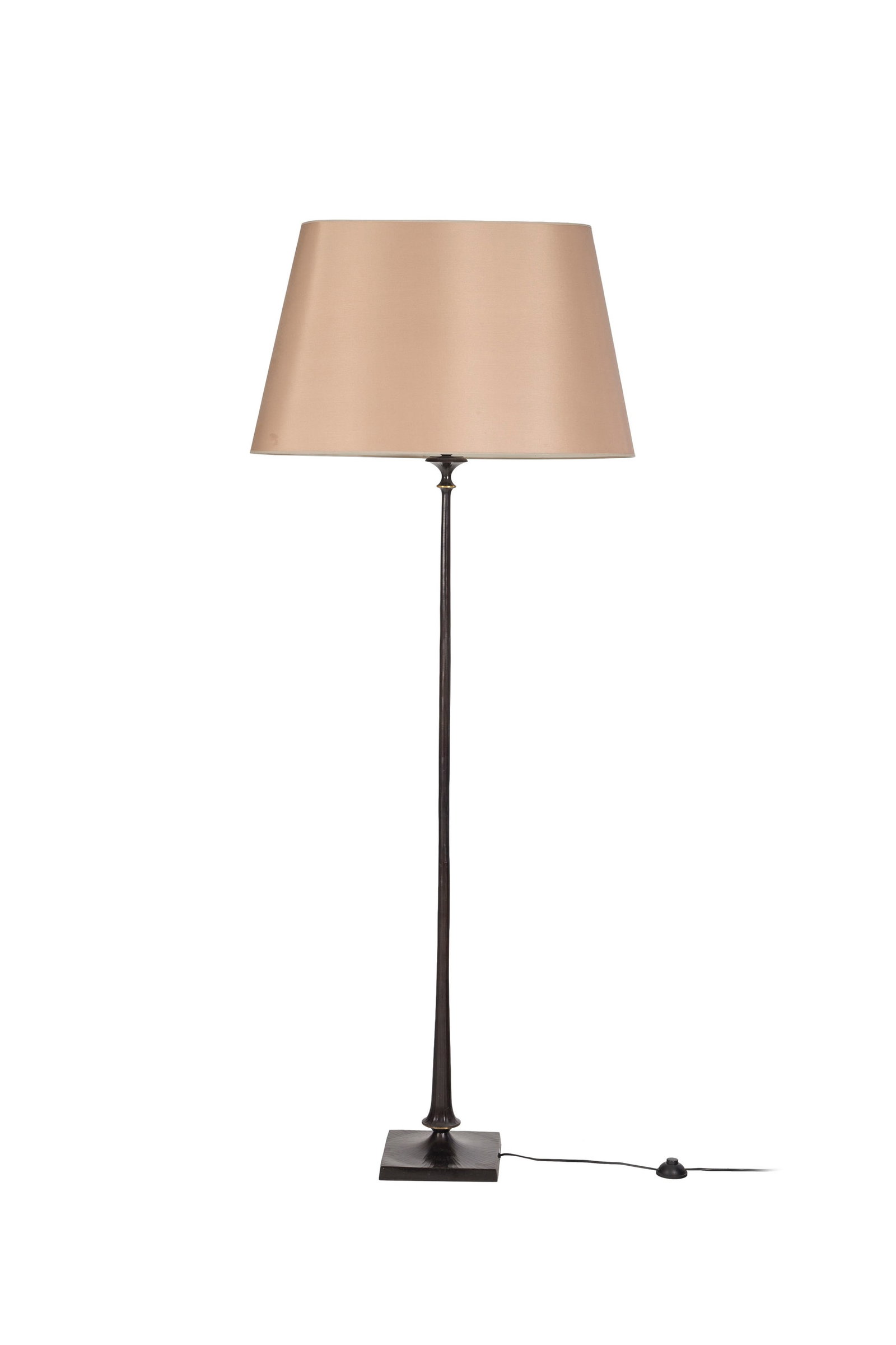 Lampadaire Ségur, édition Mis en Demeure, Paris, XXIe s., en laiton à patine noire, a: Lampadaire Ségur, édition Mis en Demeure, Paris, XXIe s., en laiton à patine noire, abat-jour satiné beige, h. 200 cm