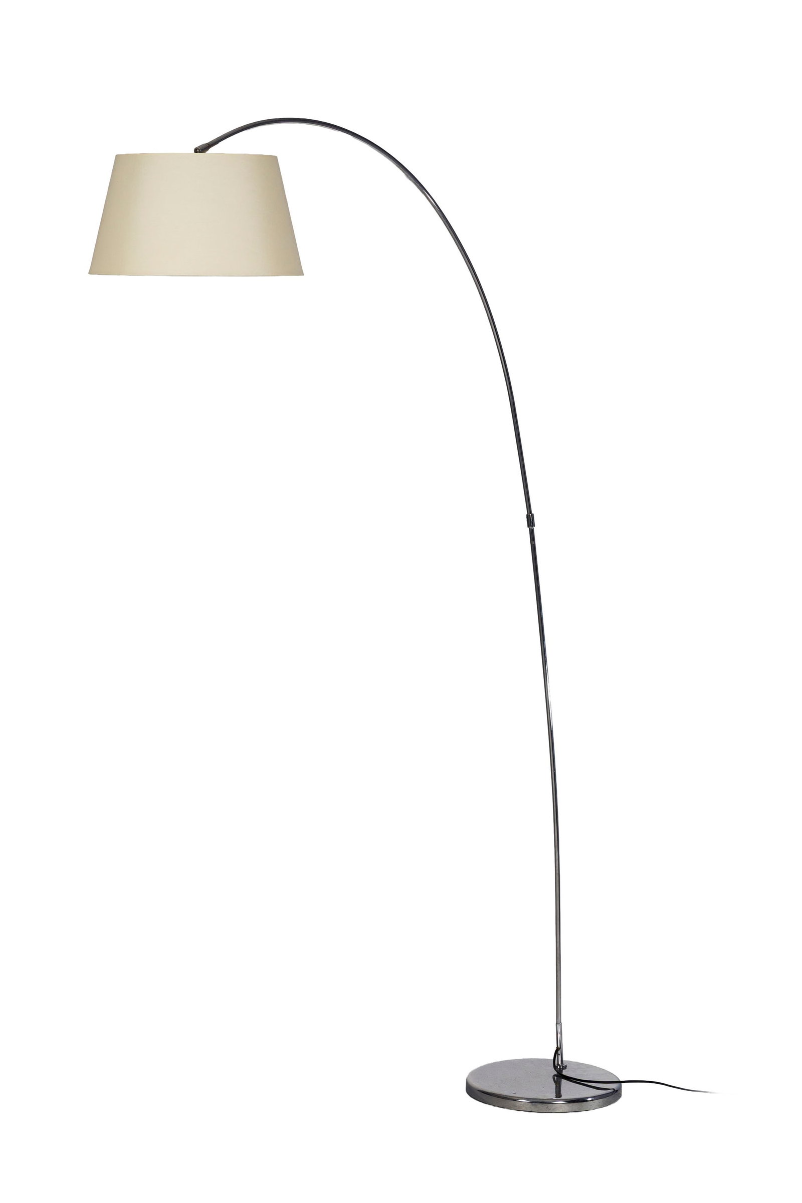 Lampadaire, XXIe s., à fût arqué en métal chromé, base circulaire, h. 215 c: Lampadaire, XXIe s., à fût arqué en métal chromé, base circulaire, h. 215 cm Condition présence de rayures et marques nous ne garantissons pas l'état de