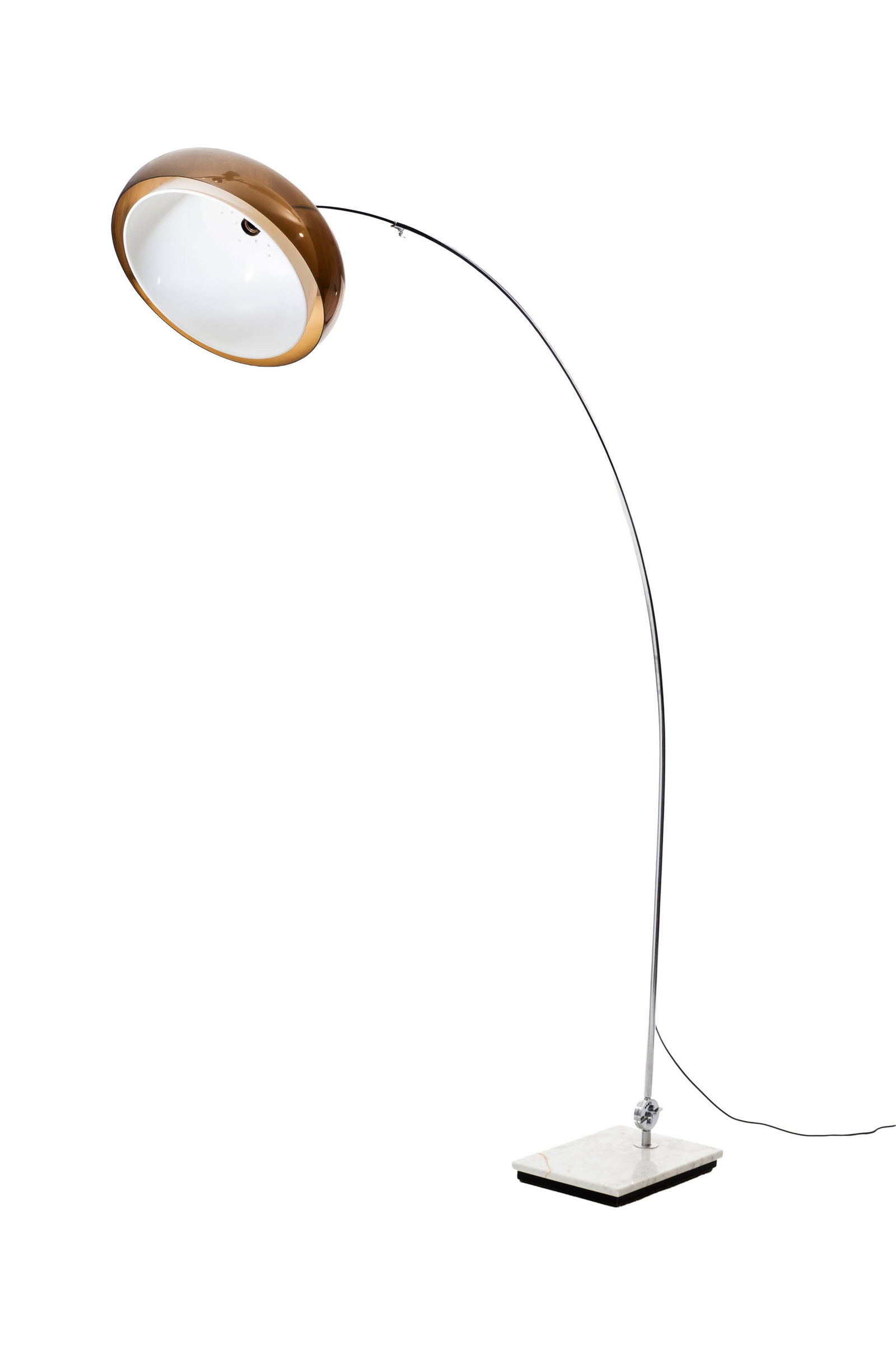 Lampe de sol, circa 1980, tige arquée en métal chromé, double diffuseur en polymè (1 of 2)