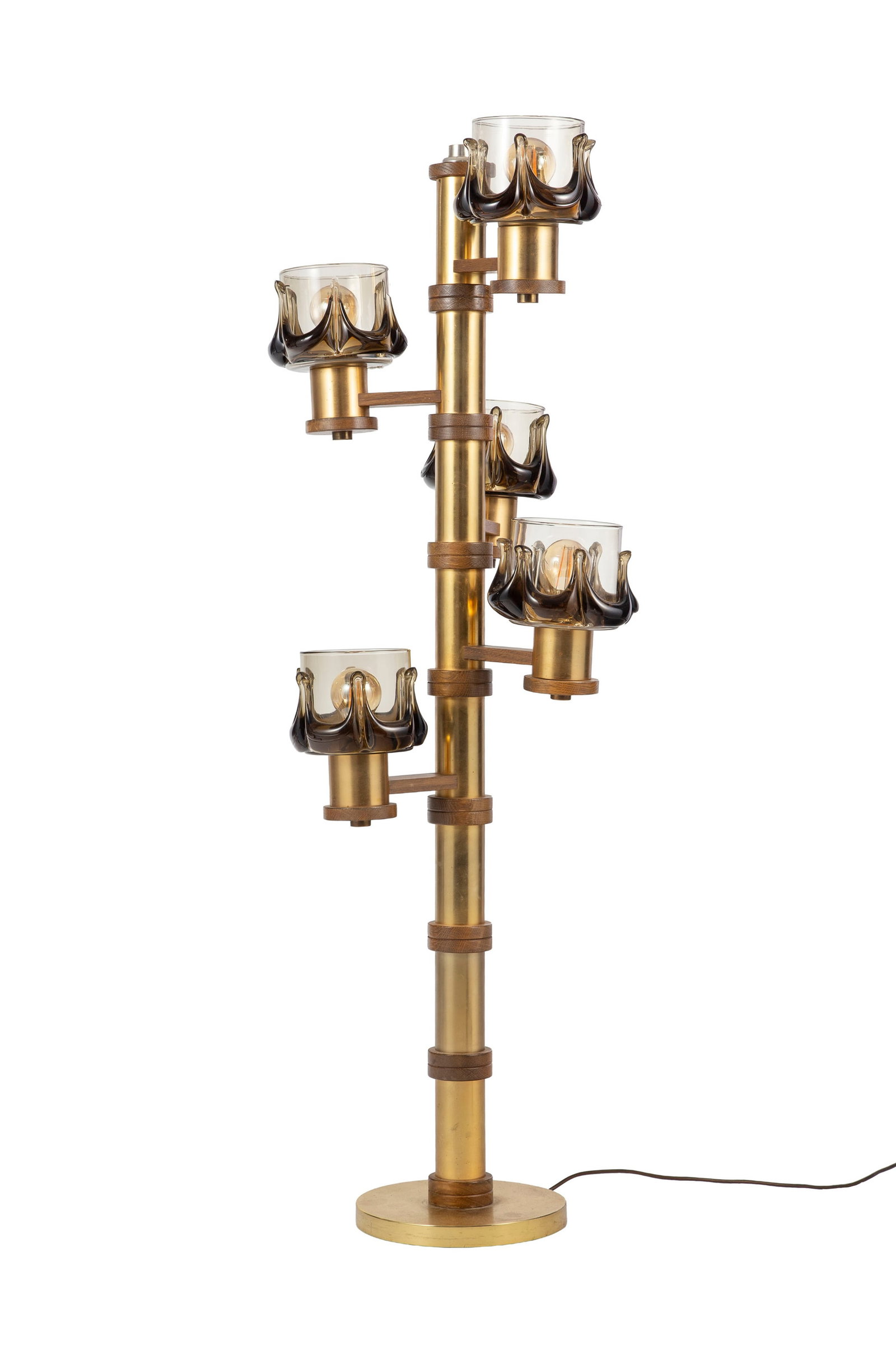 Lampadaire par Oberglas Austria, circa 1970, en laiton et bois naturel, à bras multiples, cinq : Lampadaire par Oberglas Austria, circa 1970, en laiton et bois naturel, à bras multiples, cinq diffuseurs en verre fumé, h. 129 cm Condition nous ne garantissons pas l'état de