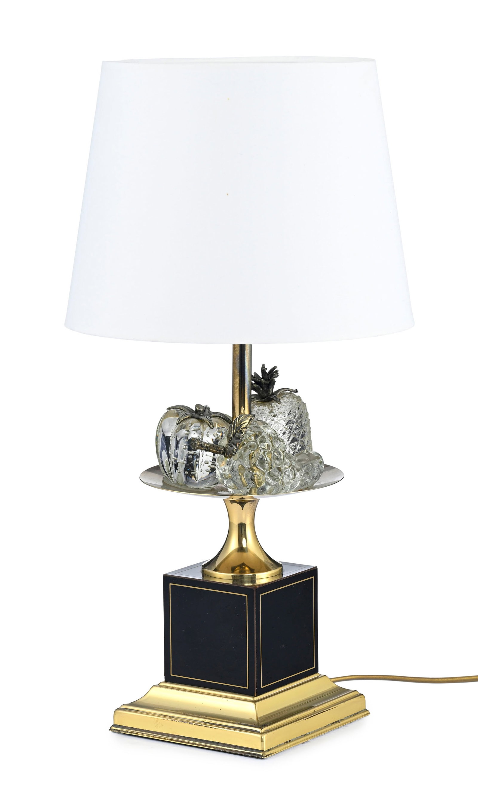 Lampe attribuée à la maison Le Dauphin, XXe s., en métal doré, verre et polym: Lampe attribuée à la maison Le Dauphin, XXe s., en métal doré, verre et polymère, à décor de coupe de fruits, base à section carrée, abat-jour en tissu