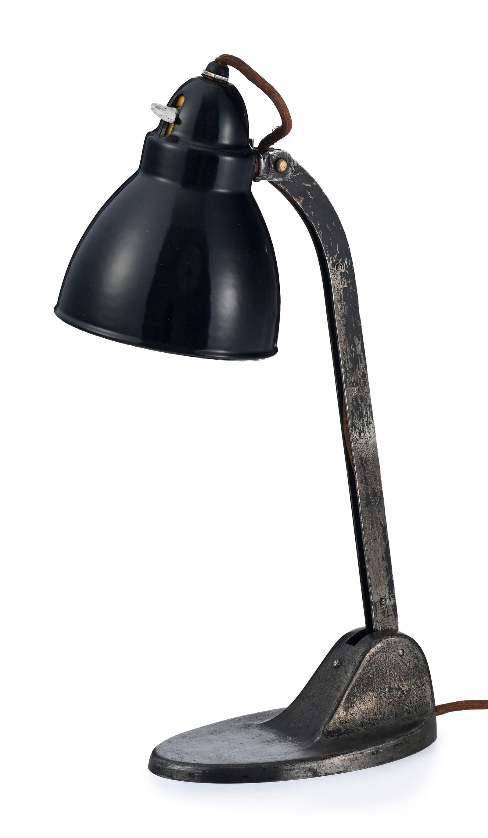 Lampe de bureau par la maison Viktoria, Allemagne, circa 1930, en fonte, diffuseur en aluminium laqu: Lampe de bureau par la maison Viktoria, Allemagne, circa 1930, en fonte, diffuseur en aluminium laqué noir, diffuseur et tige de maintien inclinable, h. 45 cm Condition fonte à l'origine