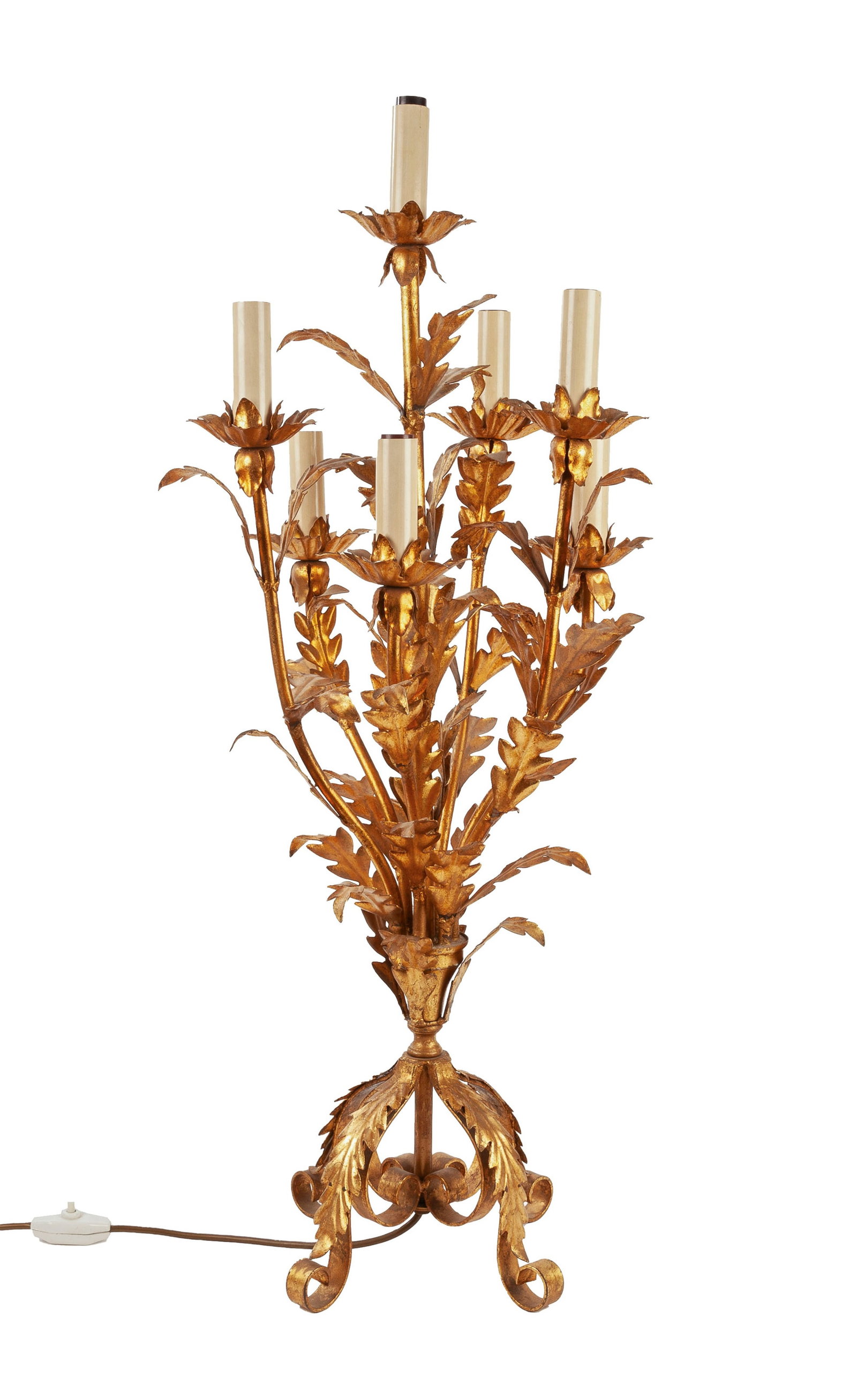 Candélabre, XXe s., en métal doré, à décor de feuilles d'acanthe, à si: Candélabre, XXe s., en métal doré, à décor de feuilles d'acanthe, à six bras de lumière, h. 81 cm