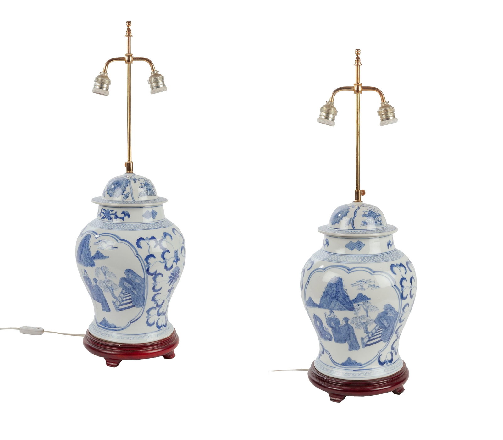 Paire de pots couverts montés en lampe, Chine, XXe s., en porcelaine bleu blanc, piètement: Paire de pots couverts montés en lampe, Chine, XXe s., en porcelaine bleu blanc, piètement en bois teinté