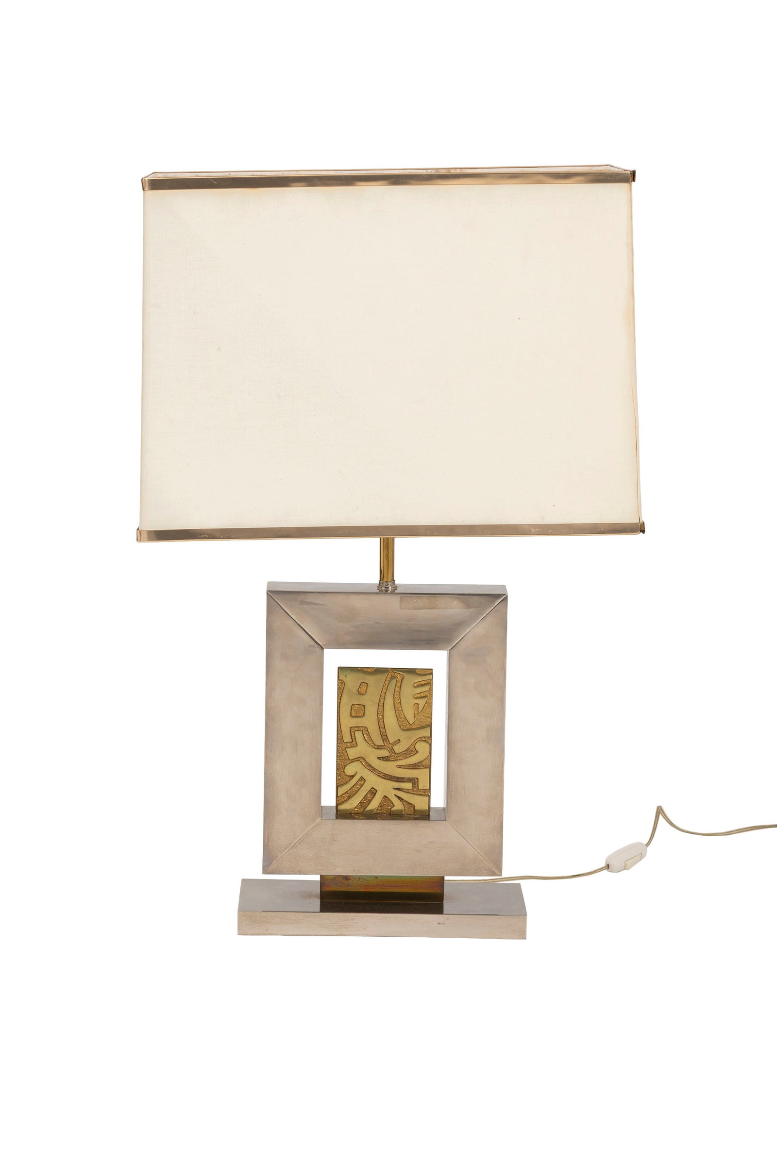Lampe attribuée à la maison Baguès, circa 1970, en acier et bronze doré, abat-jo: Lampe attribuée à la maison Baguès, circa 1970, en acier et bronze doré, abat-jour en tissu beige, h. 78 cm Condition nous ne garantissons pas l'état de l'installation él