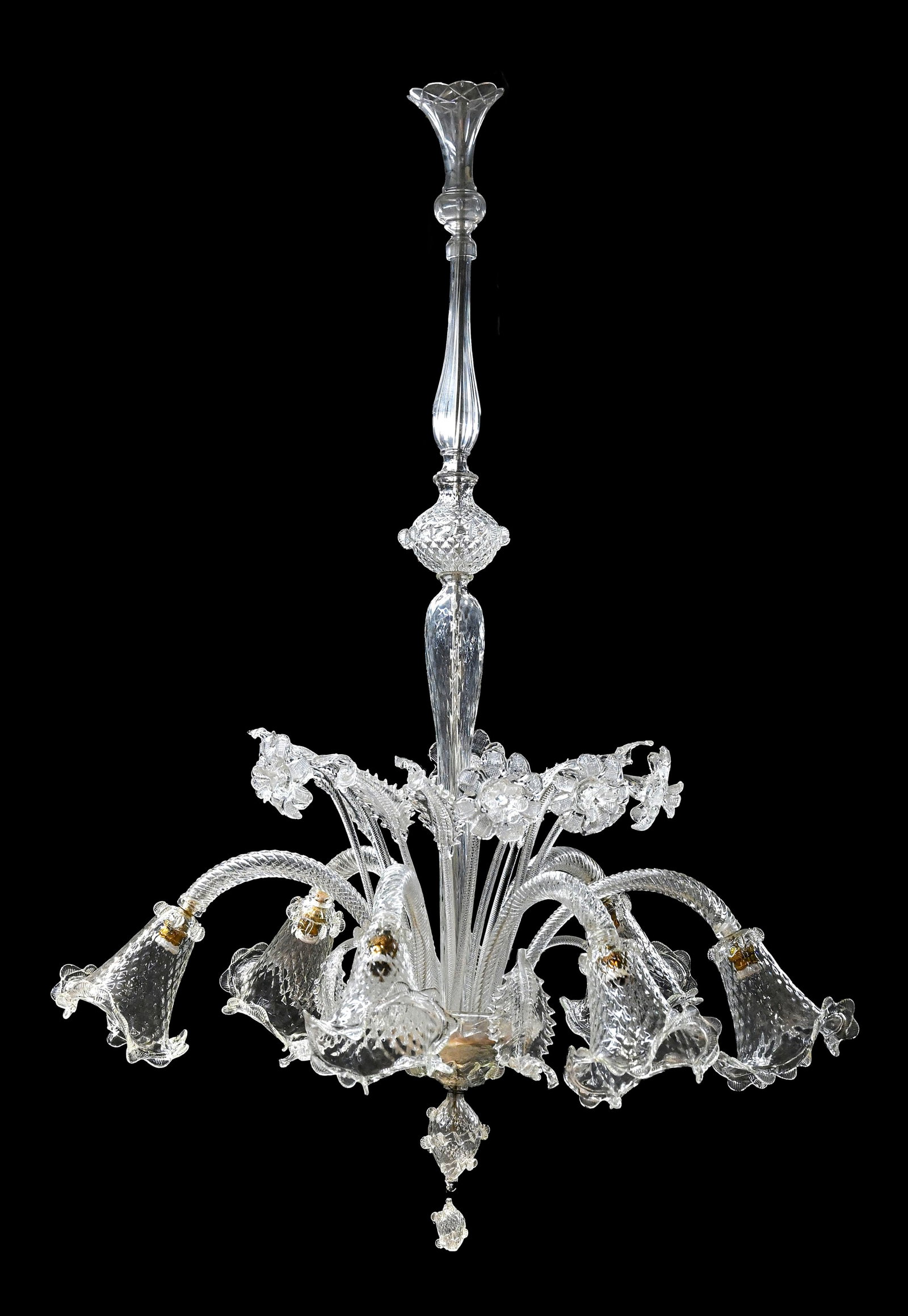 Lustre, Murano, milieu du XXe s., en verre transparent, à décor de fleurs et feuillages, h: Lustre, Murano, milieu du XXe s., en verre transparent, à décor de fleurs et feuillages, huit bras de lumière terminés par des tulipes, h. 160 cm, diam. 120 cm Condition manque un