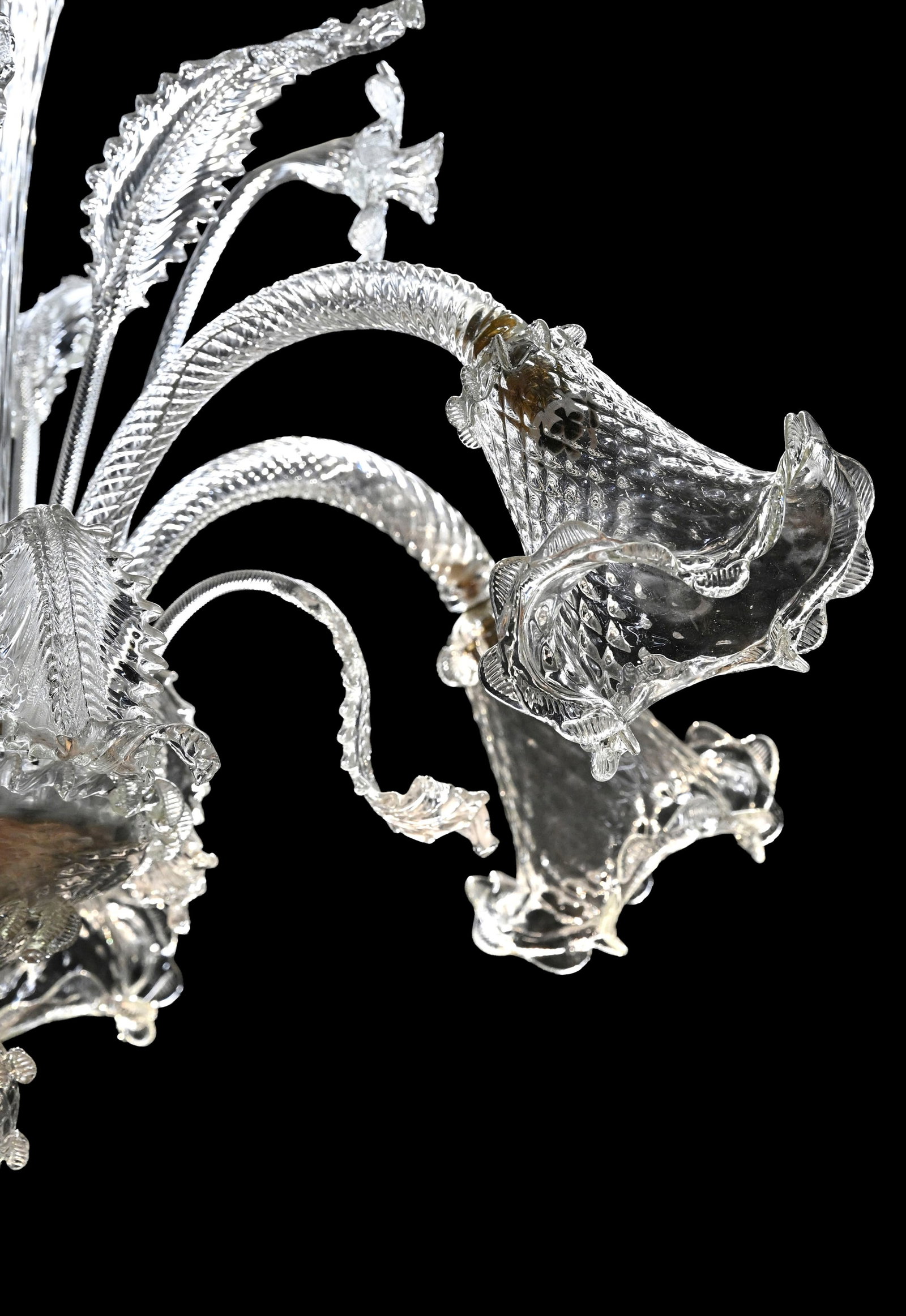 Lustre, Murano, milieu du XXe s., en verre transparent, à décor de fleurs et feuillages, h - 2