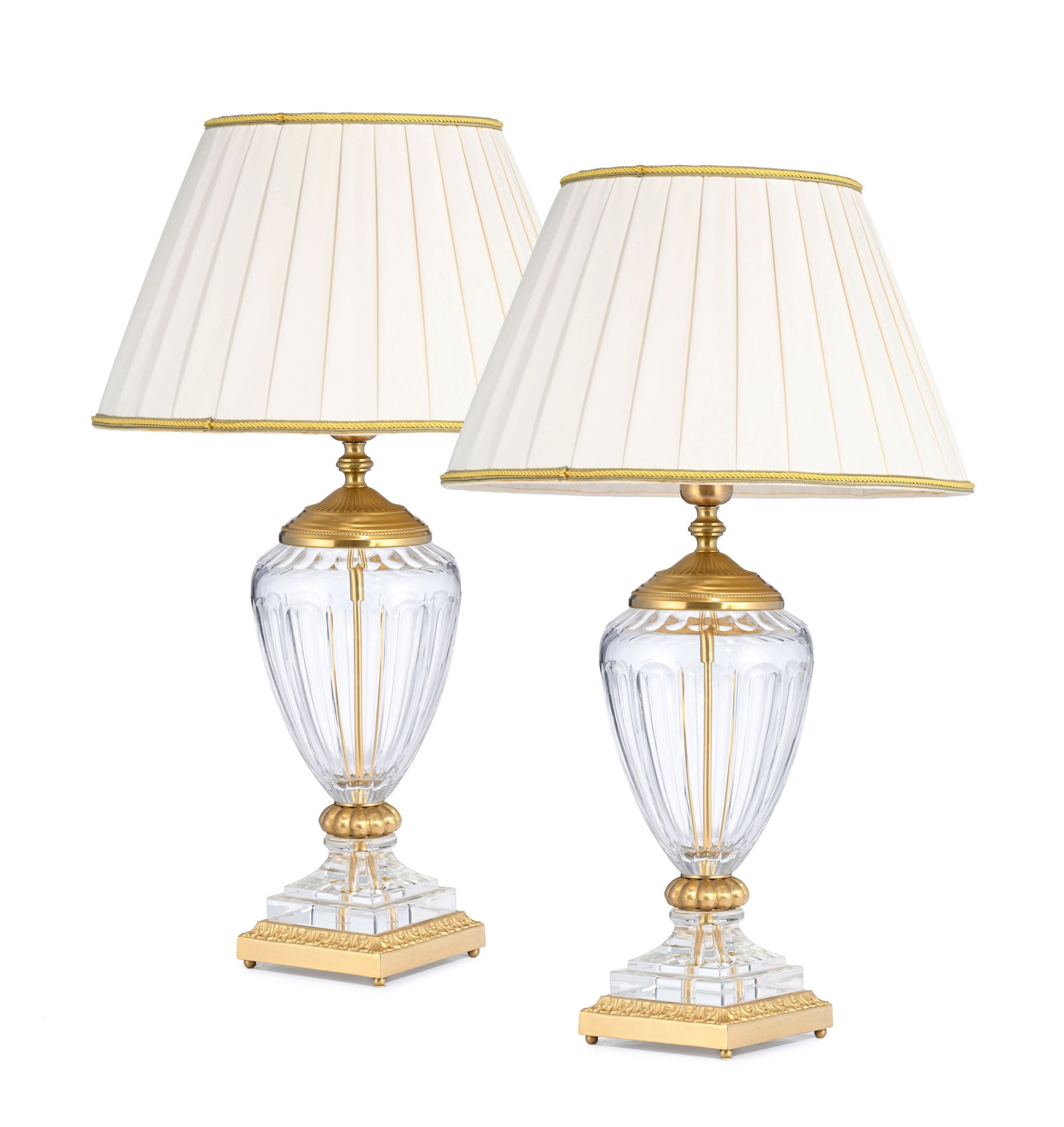 Paire de lampes de salon d'inspiration néoclassique, XXIe s., en cristal et métal doré: Paire de lampes de salon d'inspiration néoclassique, XXIe s., en cristal et métal doré, abat-jour en tissu plissé beige, h. 67 cm