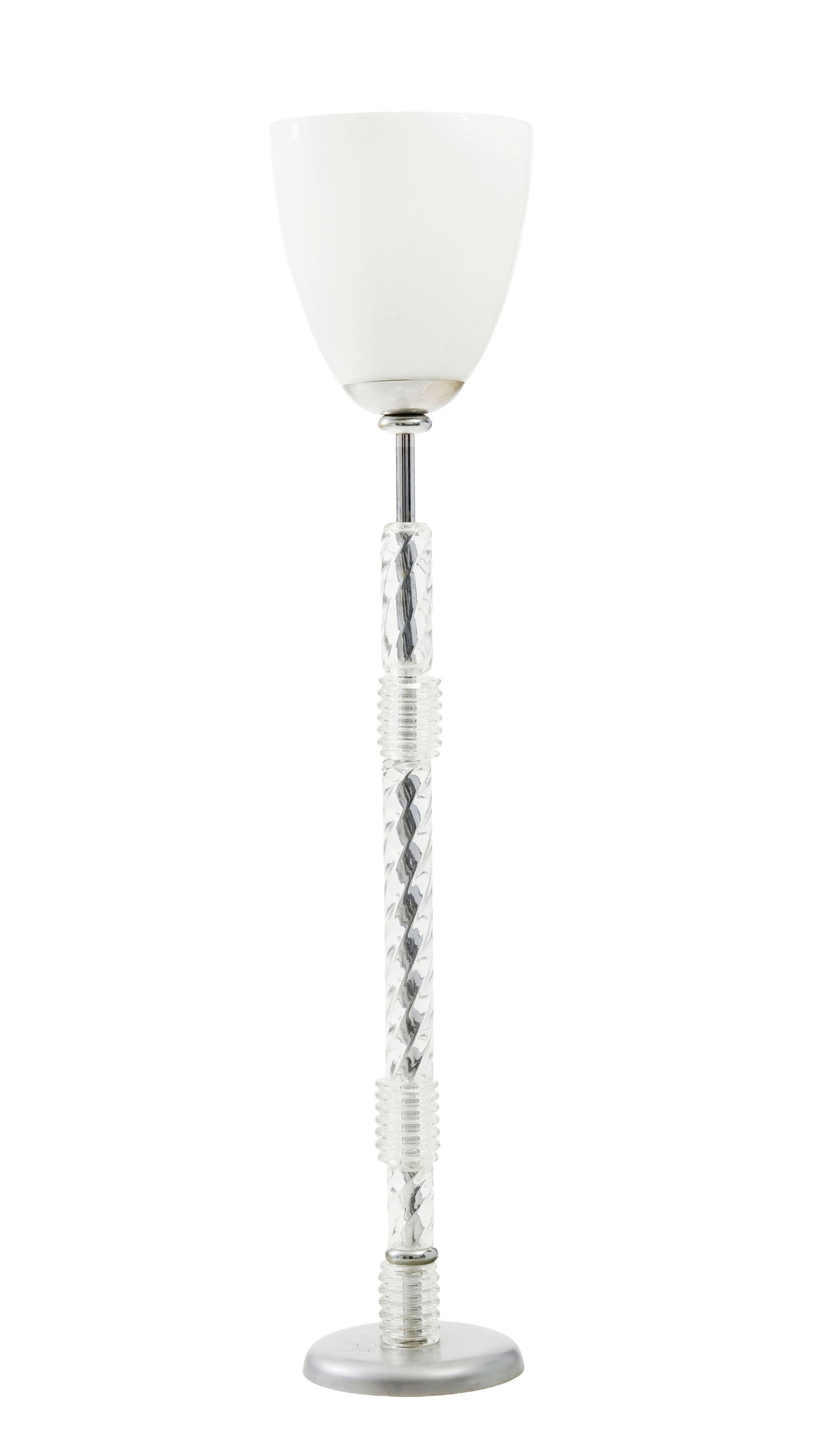 Lampadaire, probablement Italie, XXe s., en métal chromé, fût orné d'él: Lampadaire, probablement Italie, XXe s., en métal chromé, fût orné d'éléments en verre bullé transparent, diffuseur en verre bullé blanc, h. 180 cm Condition