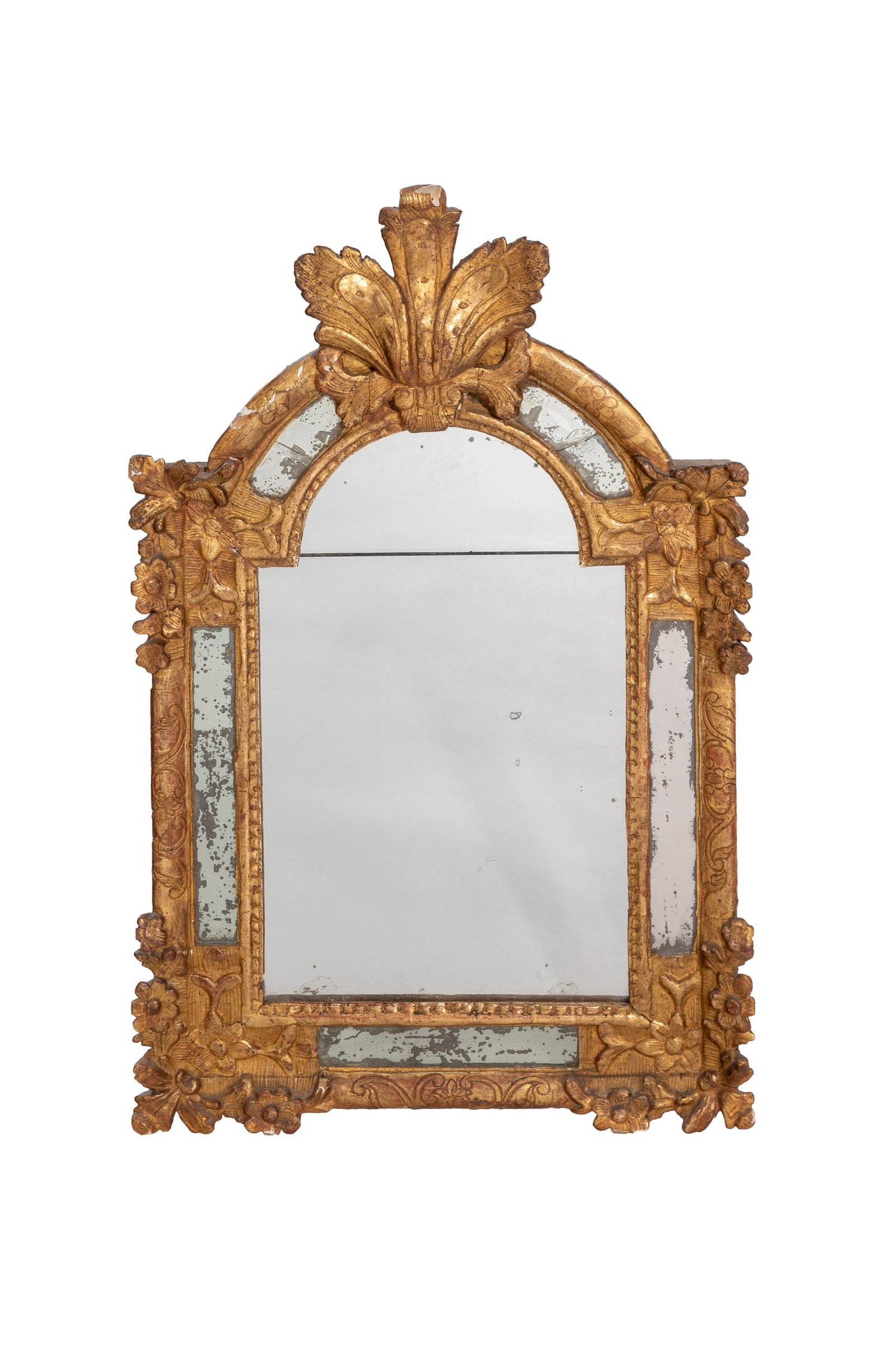 Miroir d'époque Régence, en bois sculpté et doré à décor de feuilles d: Miroir d'époque Régence, en bois sculpté et doré à décor de feuilles d'acanthe, plumes et fleurs, glaces au mercure, 78x48 cm Condition usures et manques à la dorure