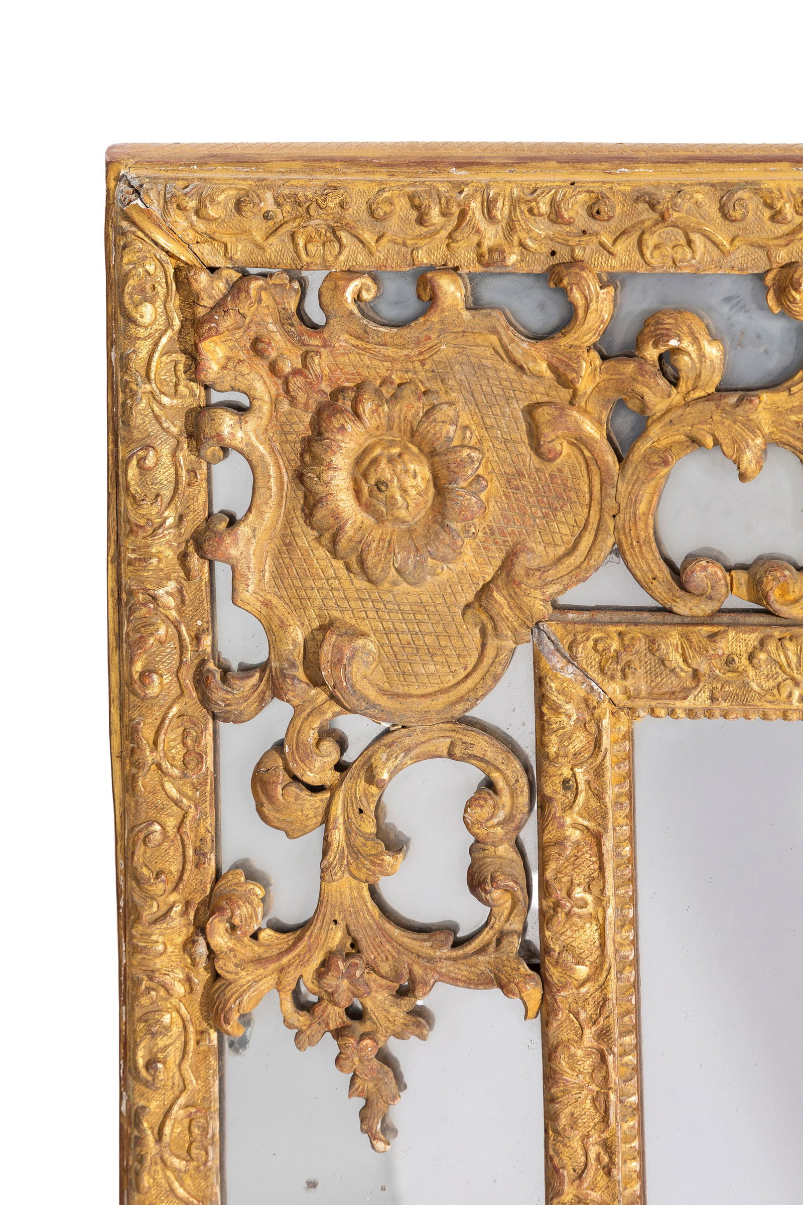 Miroir à parecloses d'époque Régence, en bois sculpté et doré à dé - 2