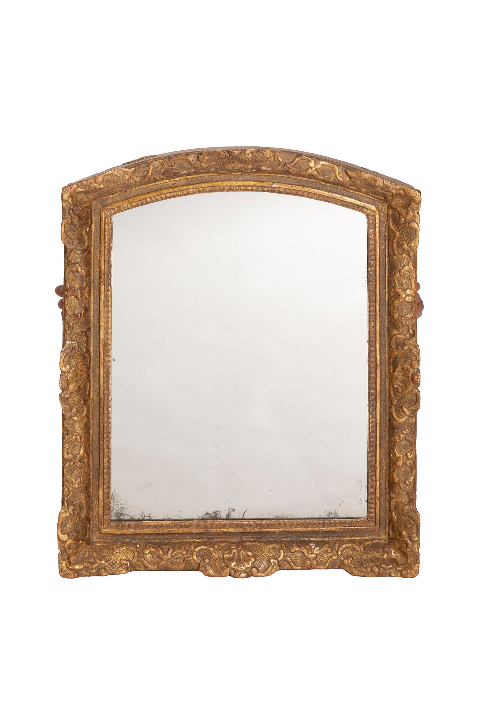 Miroir d'époque Régence, en bois sculpté et doré à décor d'agrafes, gl: Miroir d'époque Régence, en bois sculpté et doré à décor d'agrafes, glace au mercure, 83x67 cm