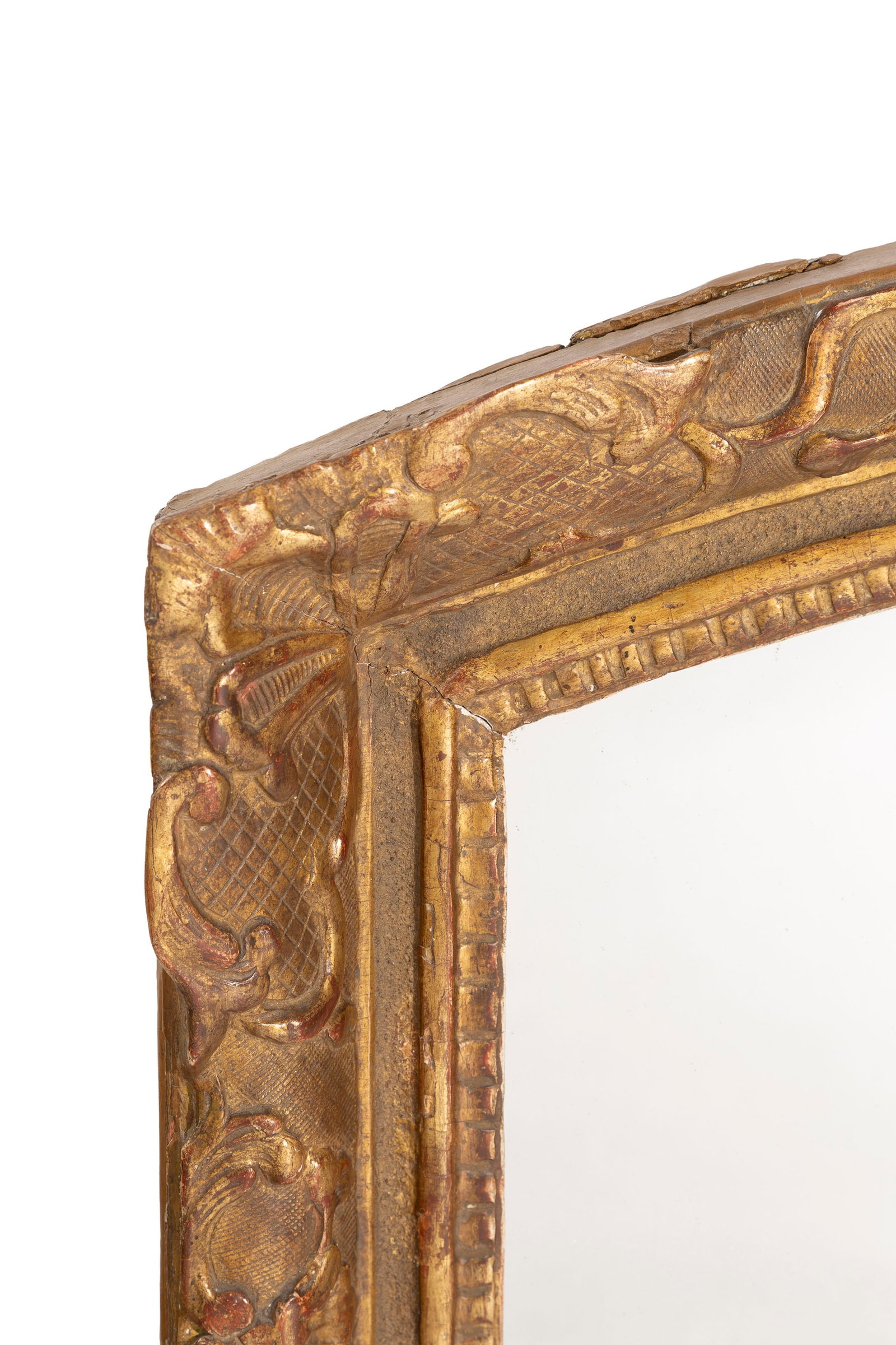Miroir d'époque Régence, en bois sculpté et doré à décor d'agrafes, gl - 2
