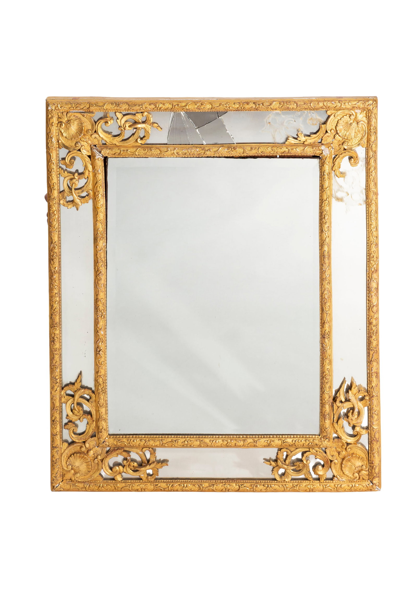 Miroir à parecloses d'époque Régence, en bois sculpté et doré, à d: Miroir à parecloses d'époque Régence, en bois sculpté et doré, à décor de feuilles d'acanthe, 92x76 cm Condition une glace cassé (pareclose de la partie haute)