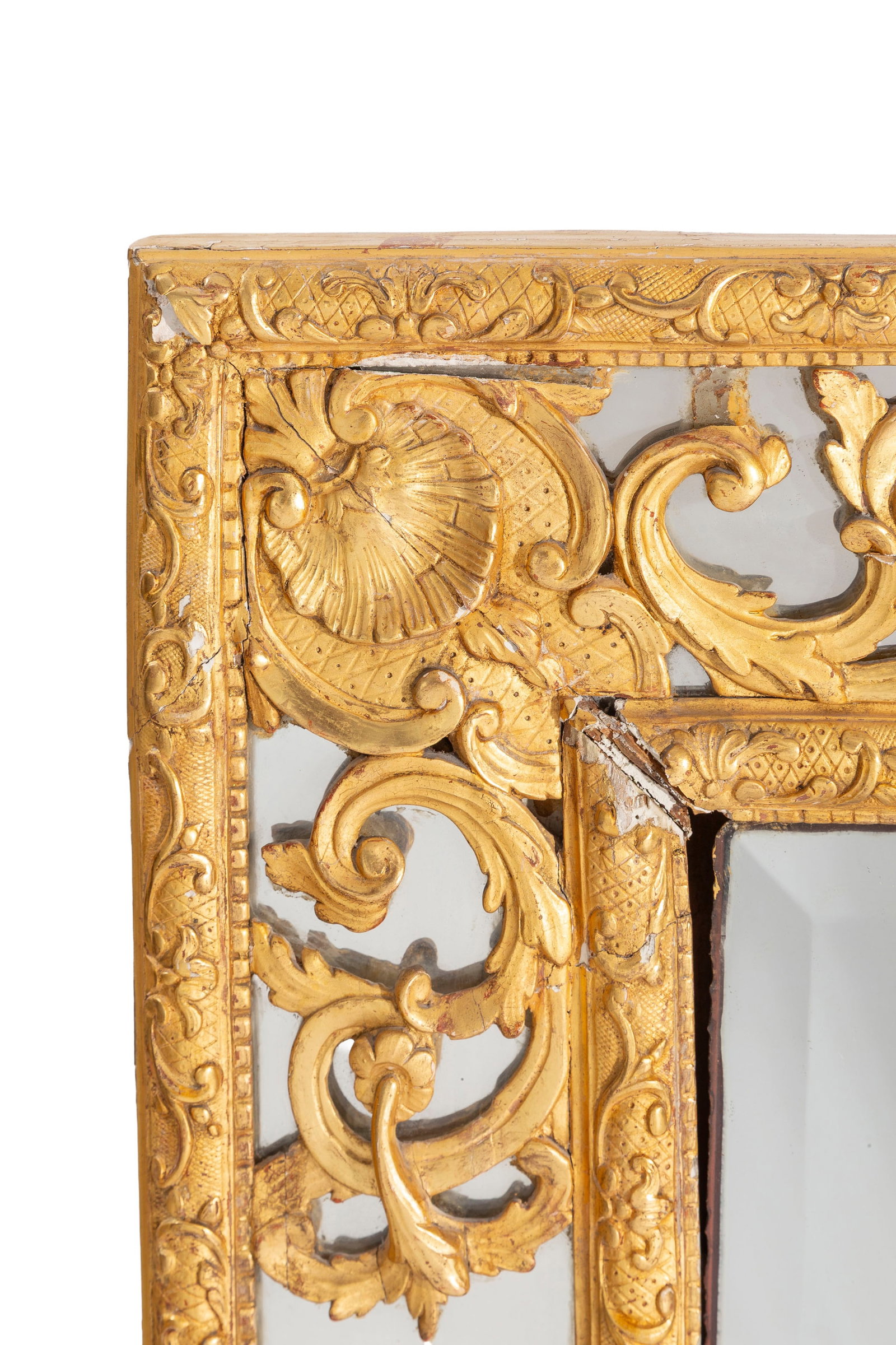 Miroir à parecloses d'époque Régence, en bois sculpté et doré, à d - 2