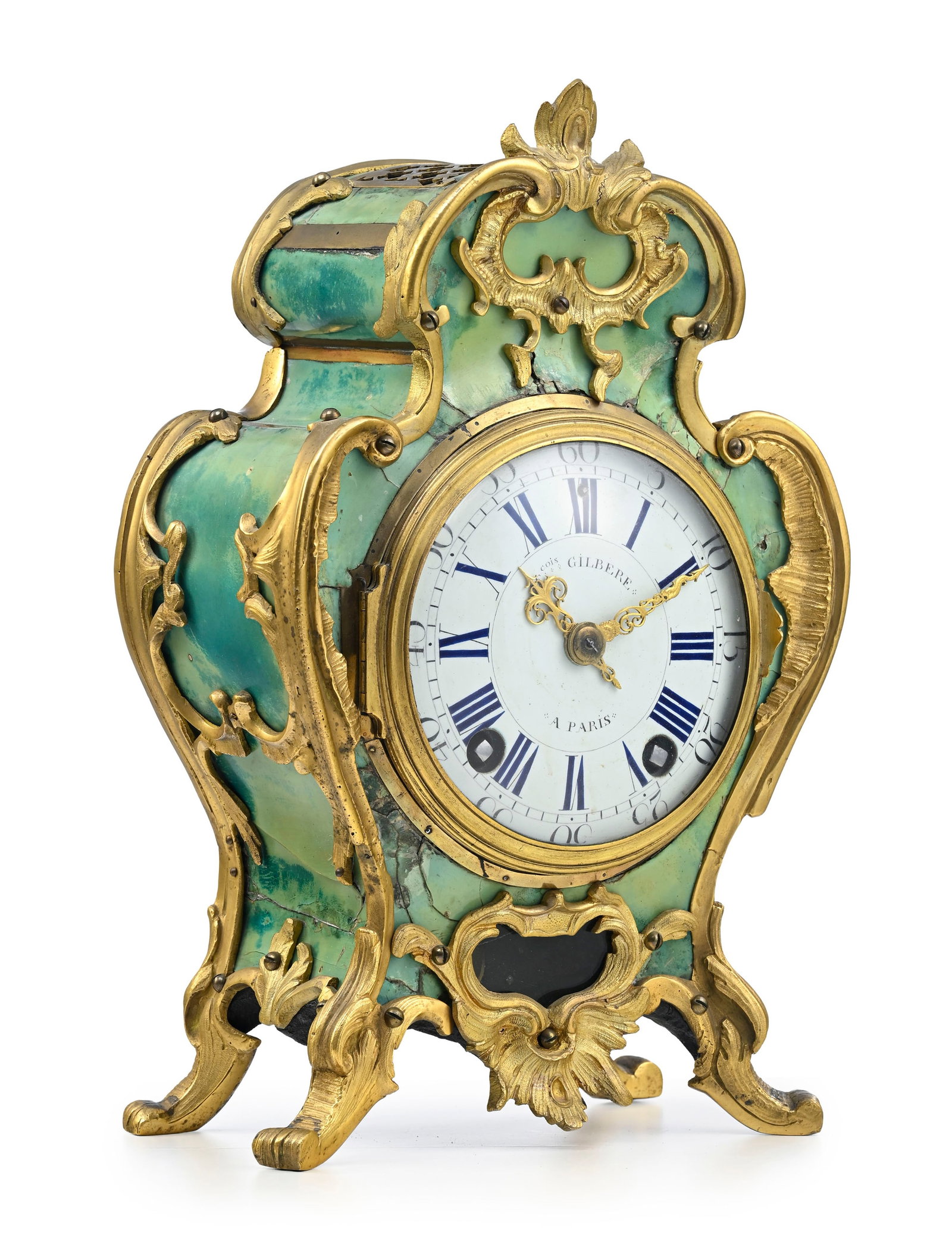 Pendule d'époque Louis XV, de forme mouvementée en corne teintée verte et bronze dor&: Pendule d'époque Louis XV, de forme mouvementée en corne teintée verte et bronze doré à décor de rocaille et feuilles d'acanthe, cadran signé François Gilbere &