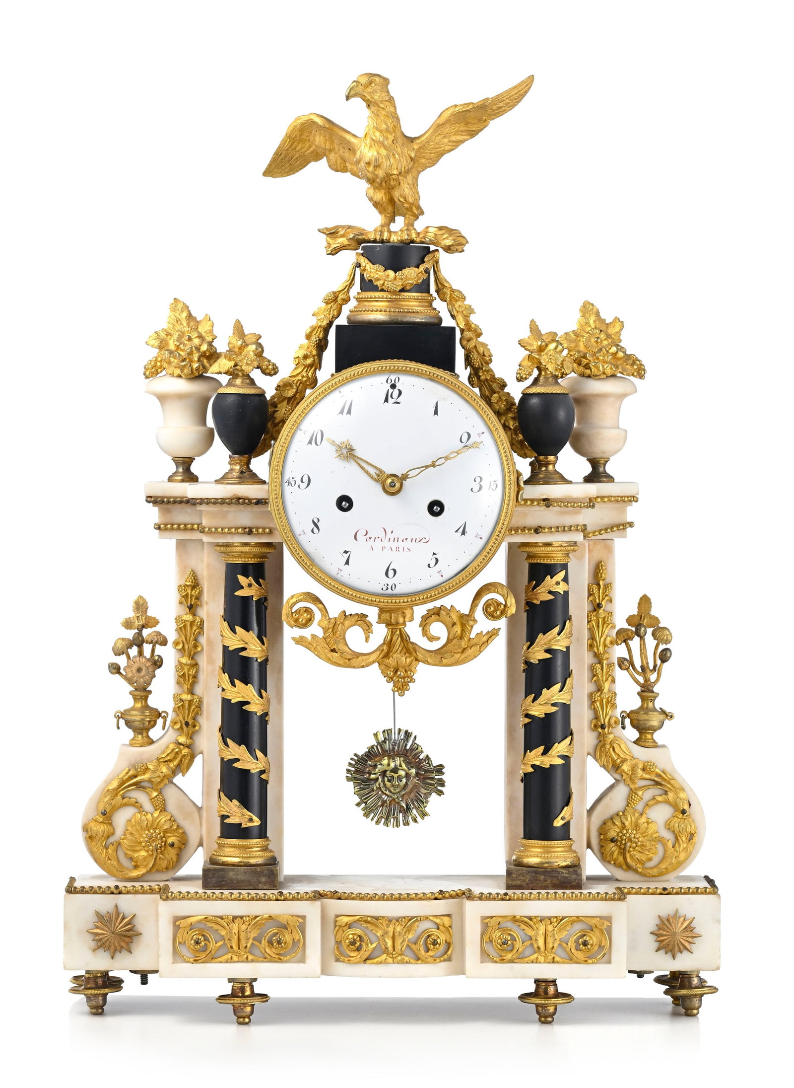 Pendule portique d'époque Louis XVI, en marbre blanc et noir, ornementation en bronze doré: Pendule portique d'époque Louis XVI, en marbre blanc et noir, ornementation en bronze doré à décor de fleurs, lauriers et feuilles d'acanthe, cadran signé Cardinaux à Par