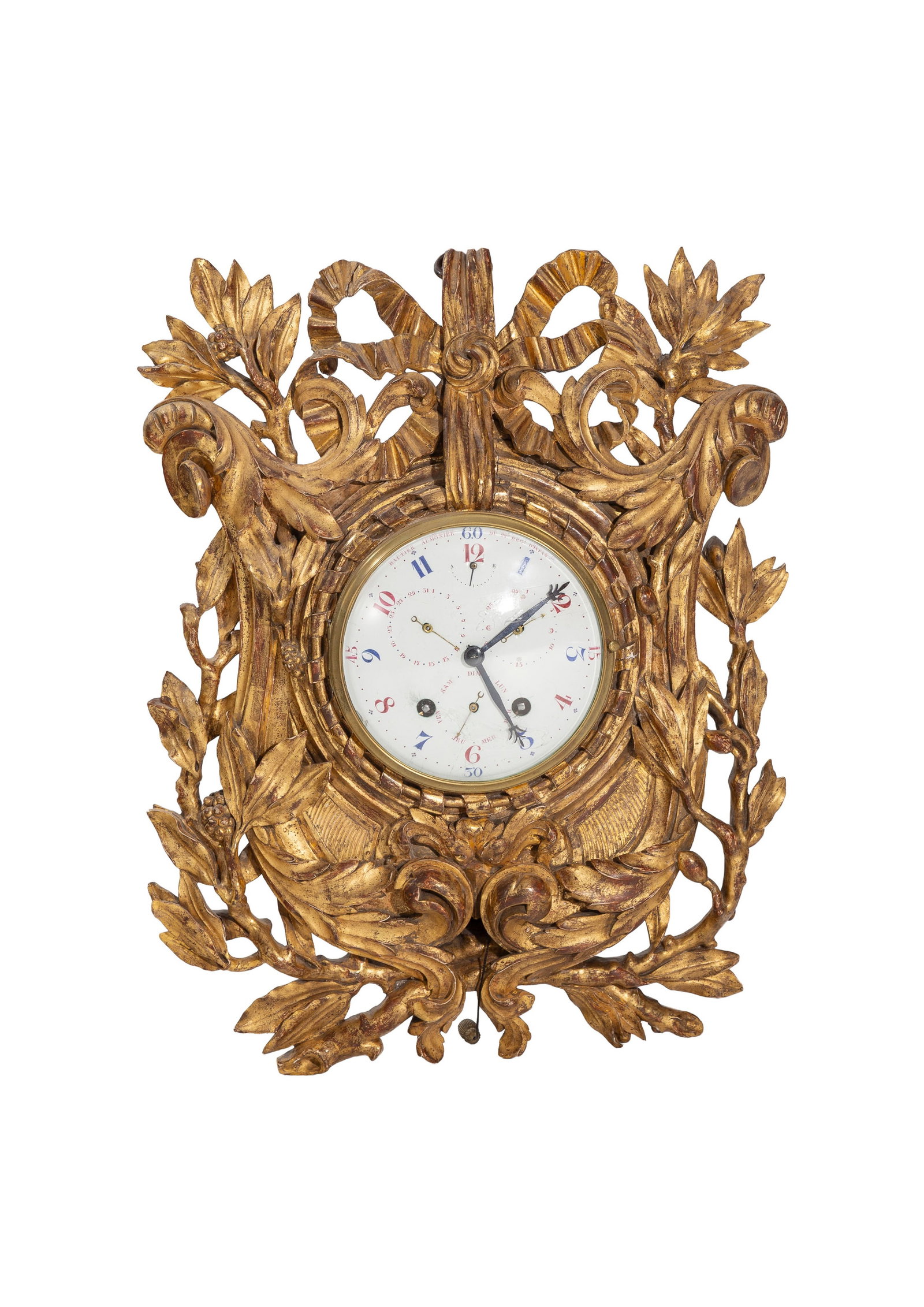 Cartel d'applique d'époque Louis XVI, en bois sculpté et doré à décor d'un : Cartel d'applique d'époque Louis XVI, en bois sculpté et doré à décor d'un ruban noué et de feuillages, cadran émaillé avec indication de la date et des jours