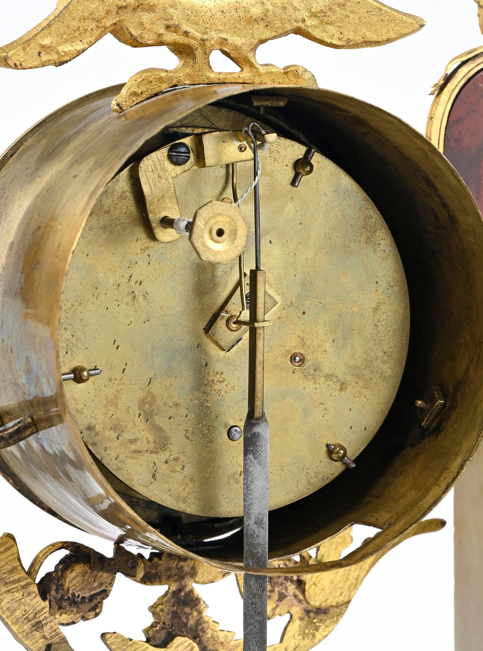 Pendule portique d'époque Directoire, en marbre blanc, rouge griotte et bronze doré, cadra - 6