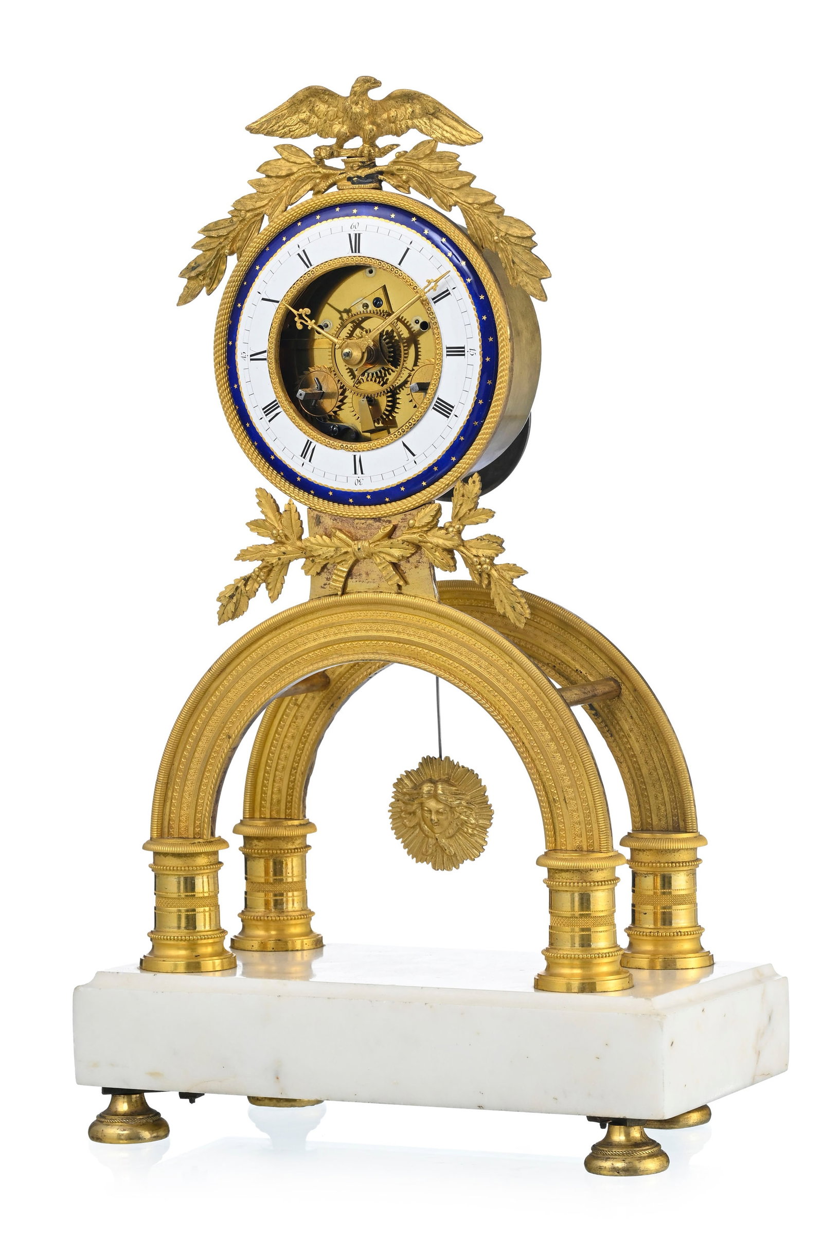 Pendule portique squelette, début du XIXe s., en bronze doré, cadran circulaire émail: Pendule portique squelette, début du XIXe s., en bronze doré, cadran circulaire émaillé et sommé d'un aigle, base en marbre blanc, 41x26x13 cm Condition éclats, taches