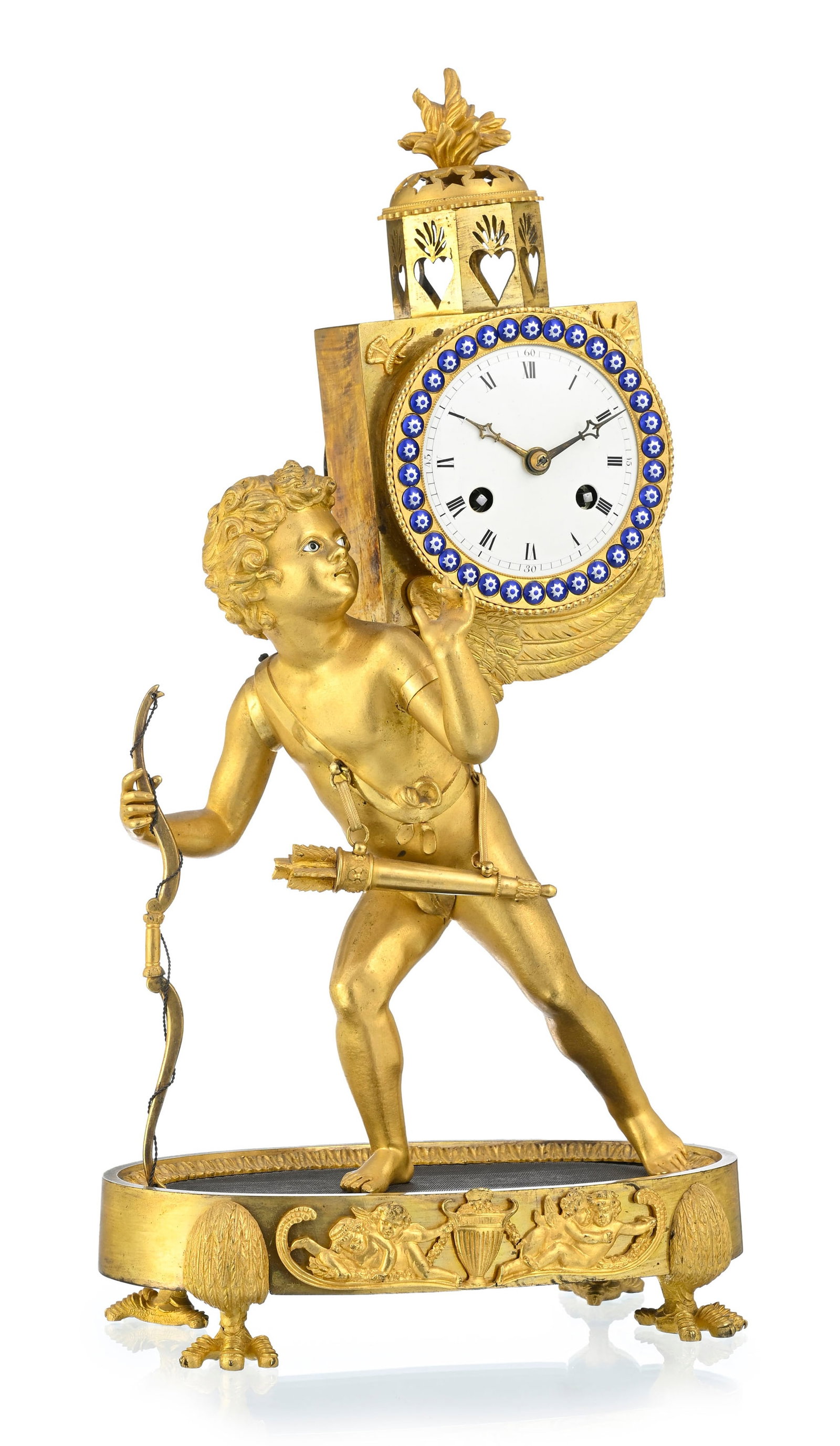 Pendule dite à lanterne magique d'époque Restauration, en bronze doré et finement cis: Pendule dite à lanterne magique d'époque Restauration, en bronze doré et finement ciselé, figurant Cupidon tenant un arc, portant son carquois et supportant un cadran en émail