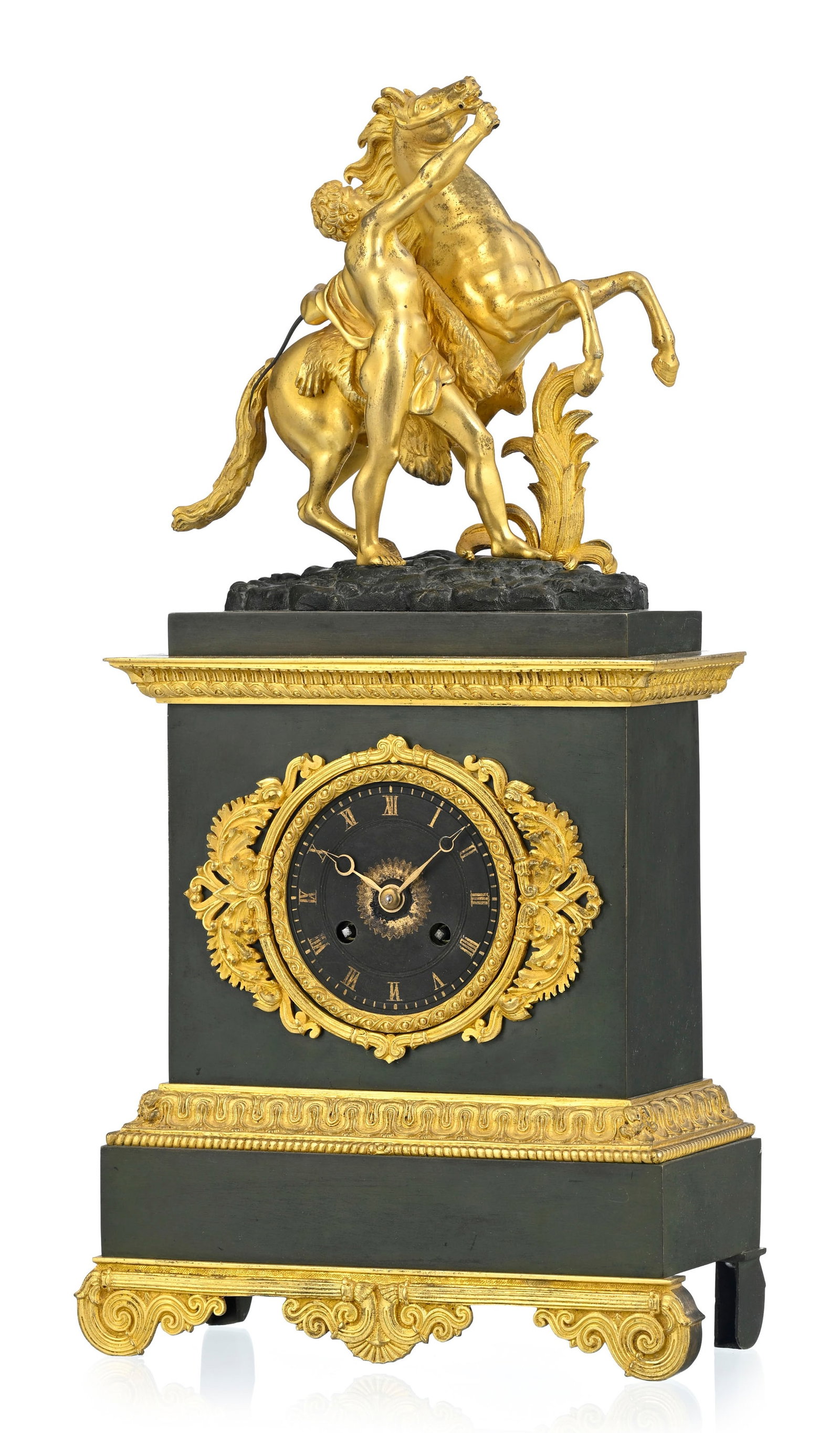 Pendule borne d'époque Restauration, en bronze patiné et doré, cadran circulaire somm: Pendule borne d'époque Restauration, en bronze patiné et doré, cadran circulaire sommé d'un cheval de Marly, 45x23x12 cm Condition absence de balancier