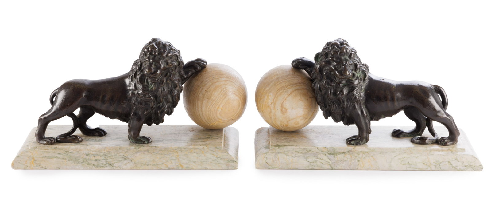 Paire de lions, XXe s., en bronze, tenant une boule en résine à l'imitation du marbre, bas: Paire de lions, XXe s., en bronze, tenant une boule en résine à l'imitation du marbre, base en marbre, 20x36x15 cm
