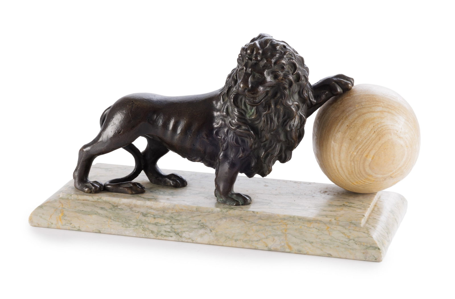 Paire de lions, XXe s., en bronze, tenant une boule en résine à l'imitation du marbre, bas - 2