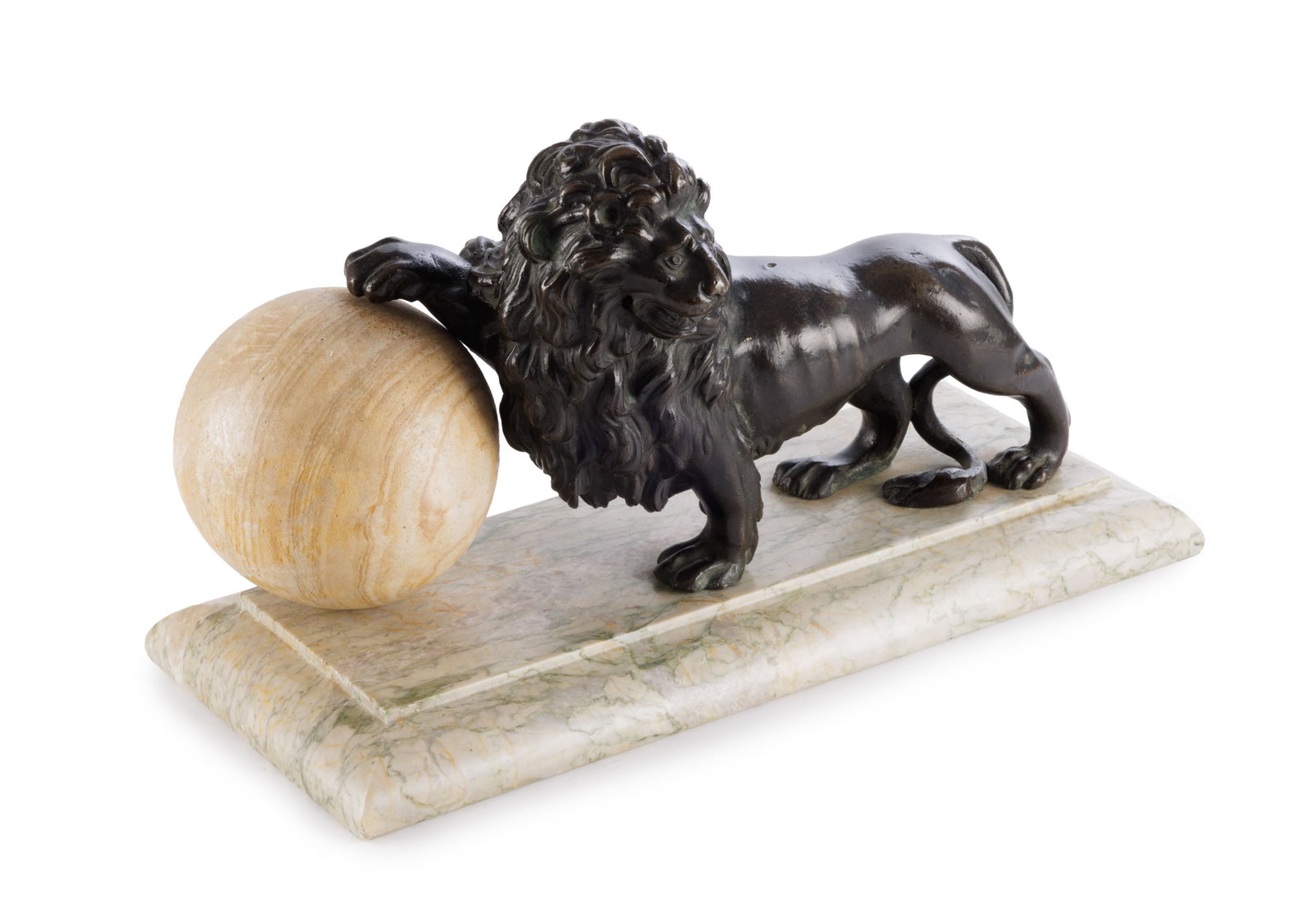 Paire de lions, XXe s., en bronze, tenant une boule en résine à l'imitation du marbre, bas - 3