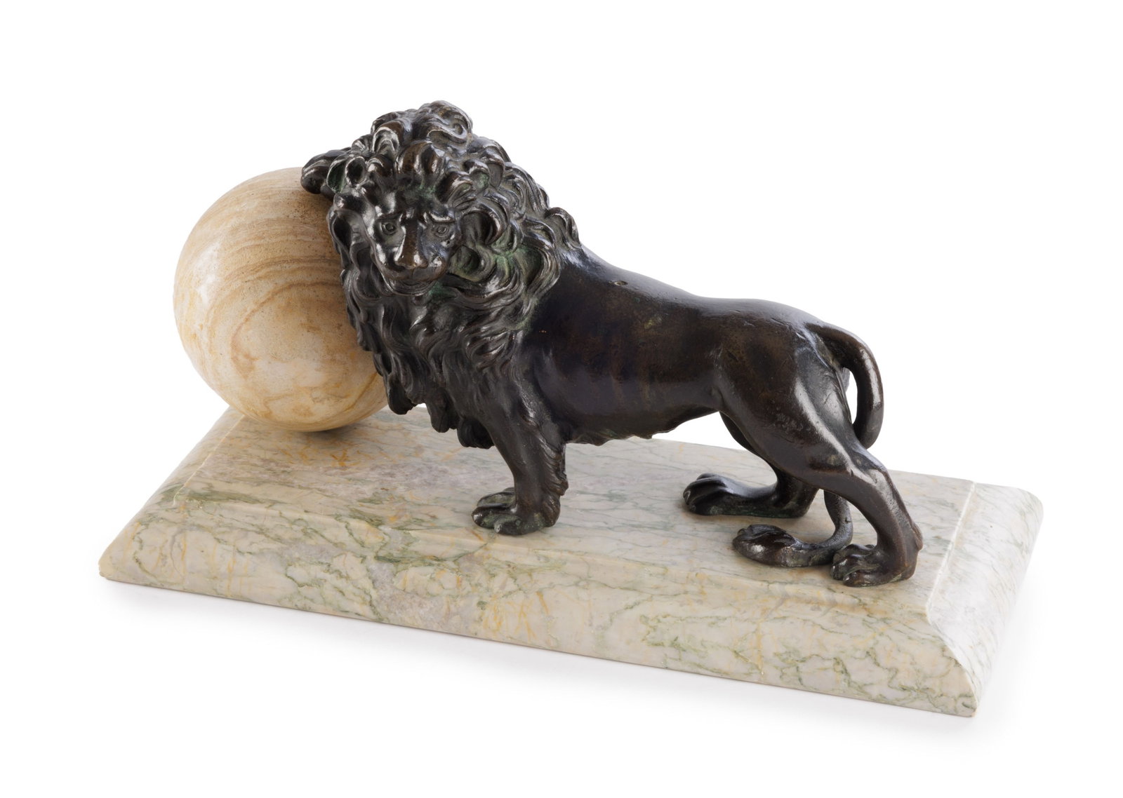 Paire de lions, XXe s., en bronze, tenant une boule en résine à l'imitation du marbre, bas - 4