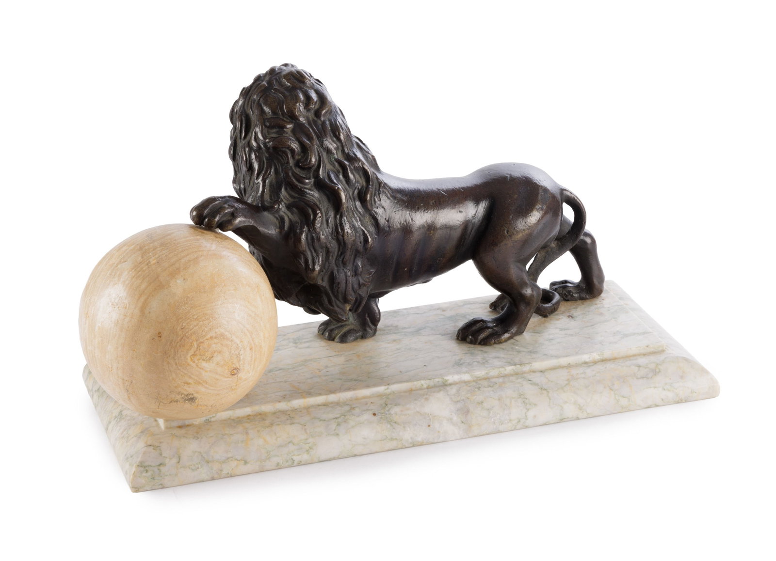 Paire de lions, XXe s., en bronze, tenant une boule en résine à l'imitation du marbre, bas - 5