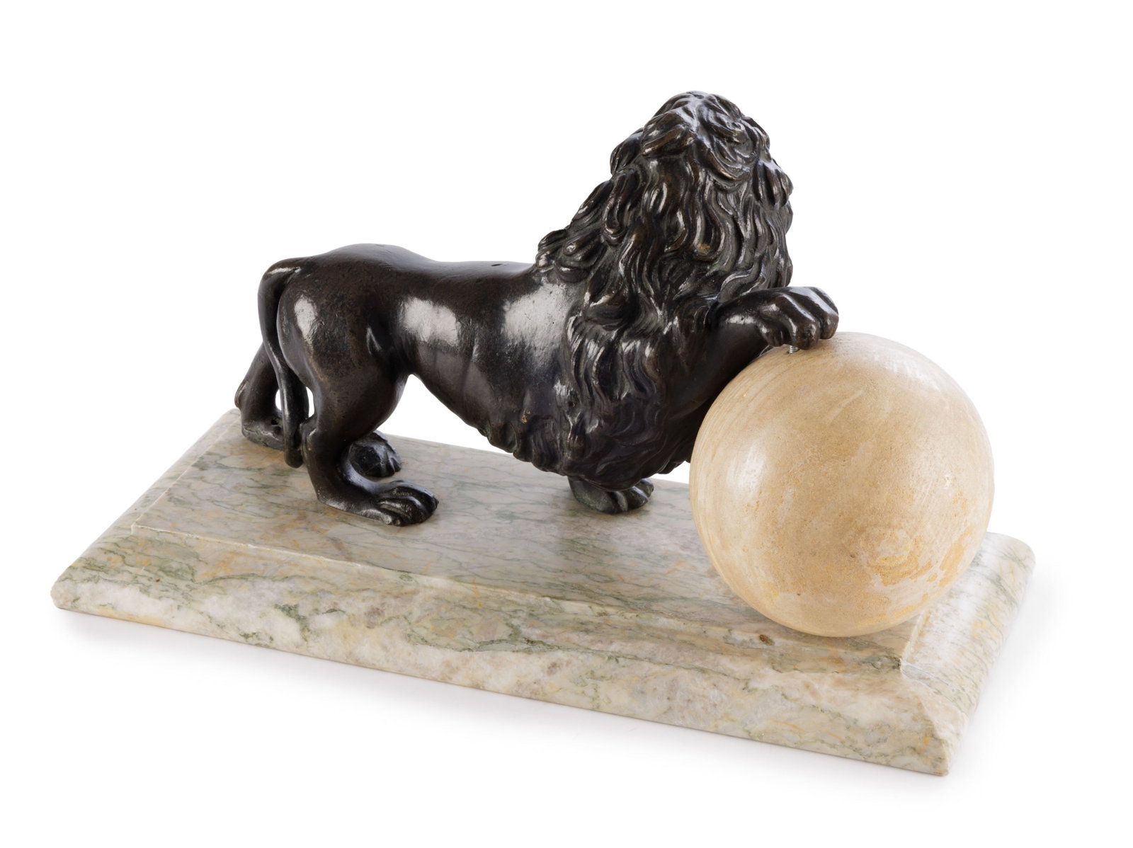 Paire de lions, XXe s., en bronze, tenant une boule en résine à l'imitation du marbre, bas - 6