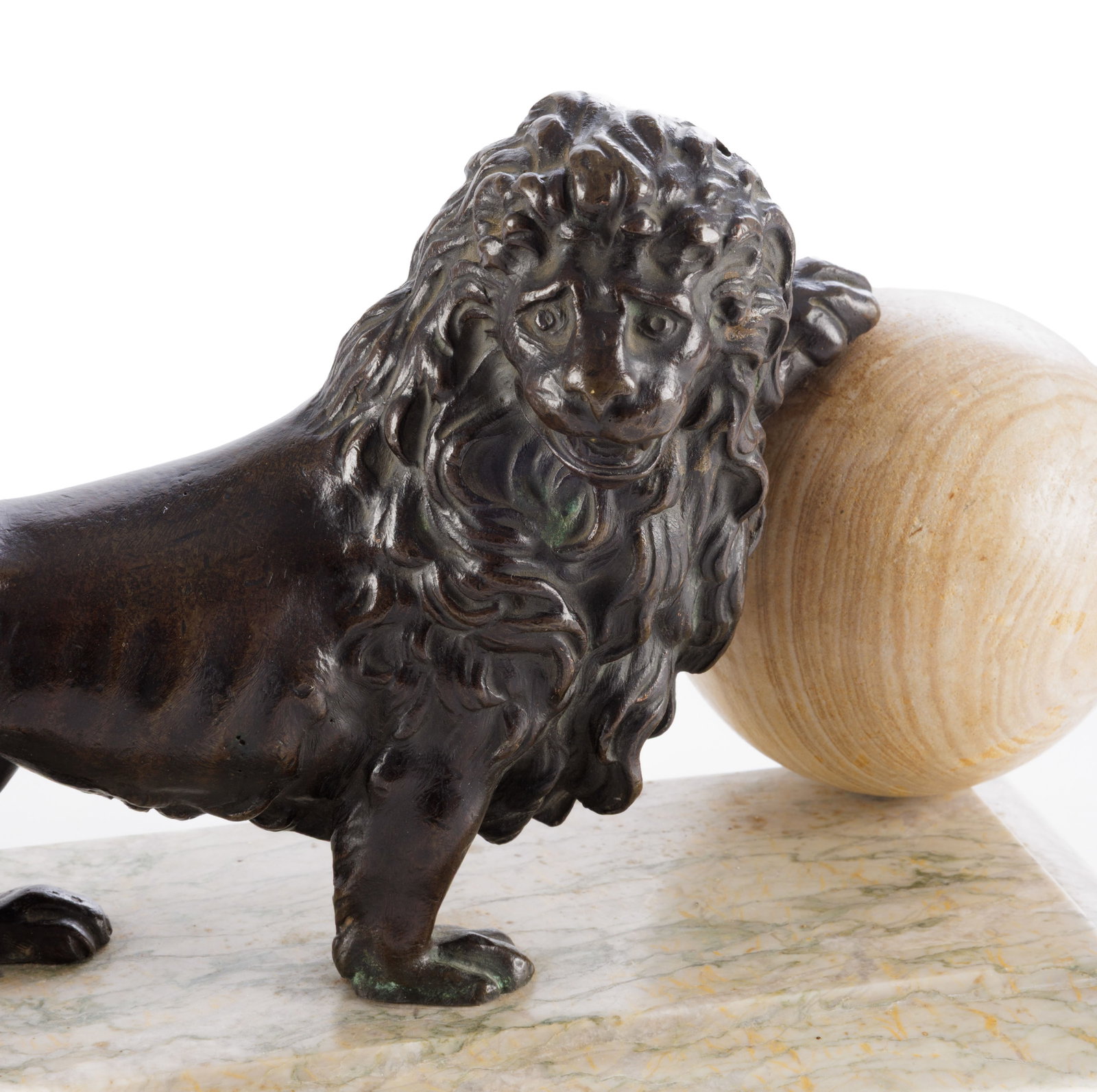 Paire de lions, XXe s., en bronze, tenant une boule en résine à l'imitation du marbre, bas - 7