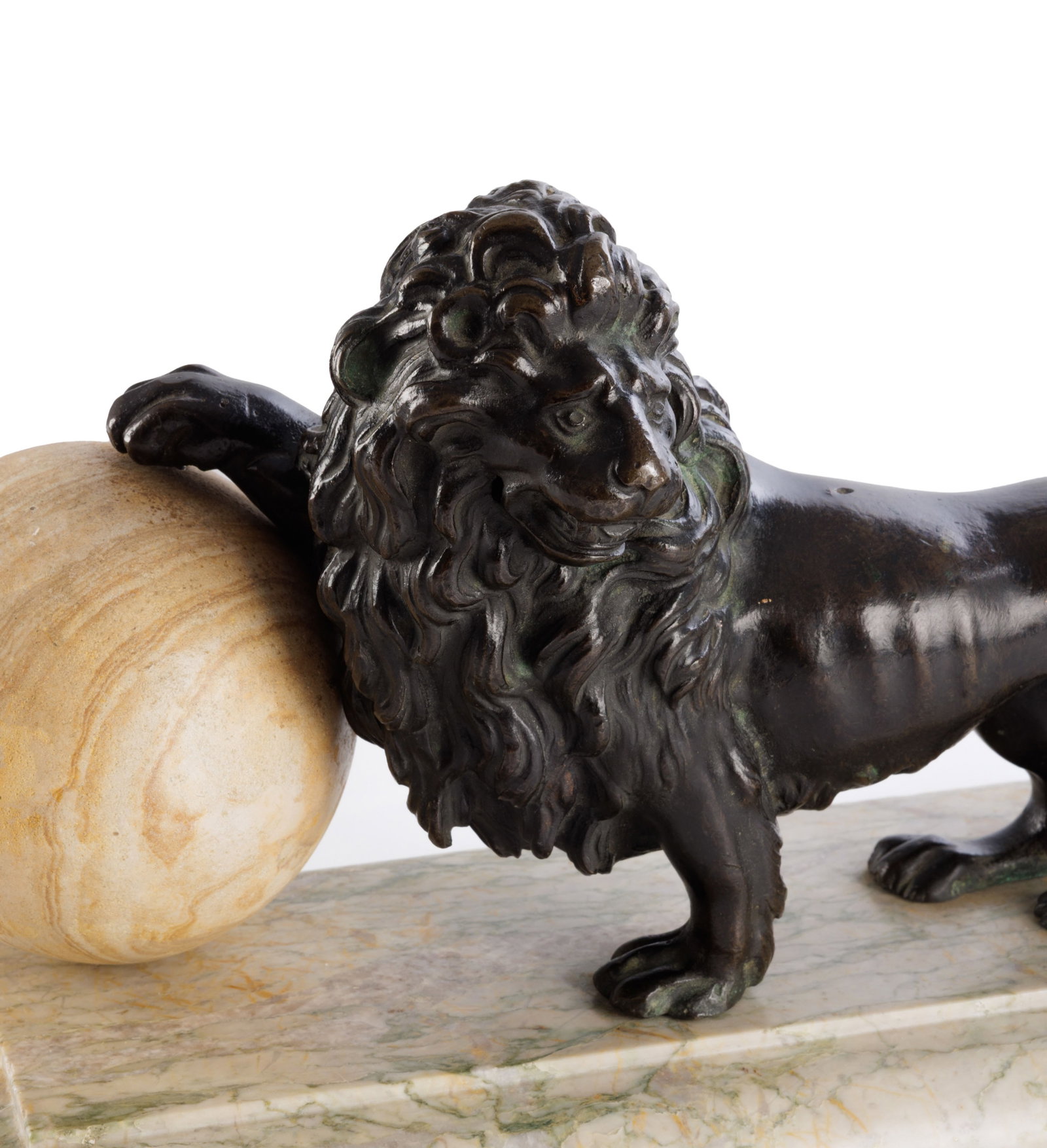 Paire de lions, XXe s., en bronze, tenant une boule en résine à l'imitation du marbre, bas - 8