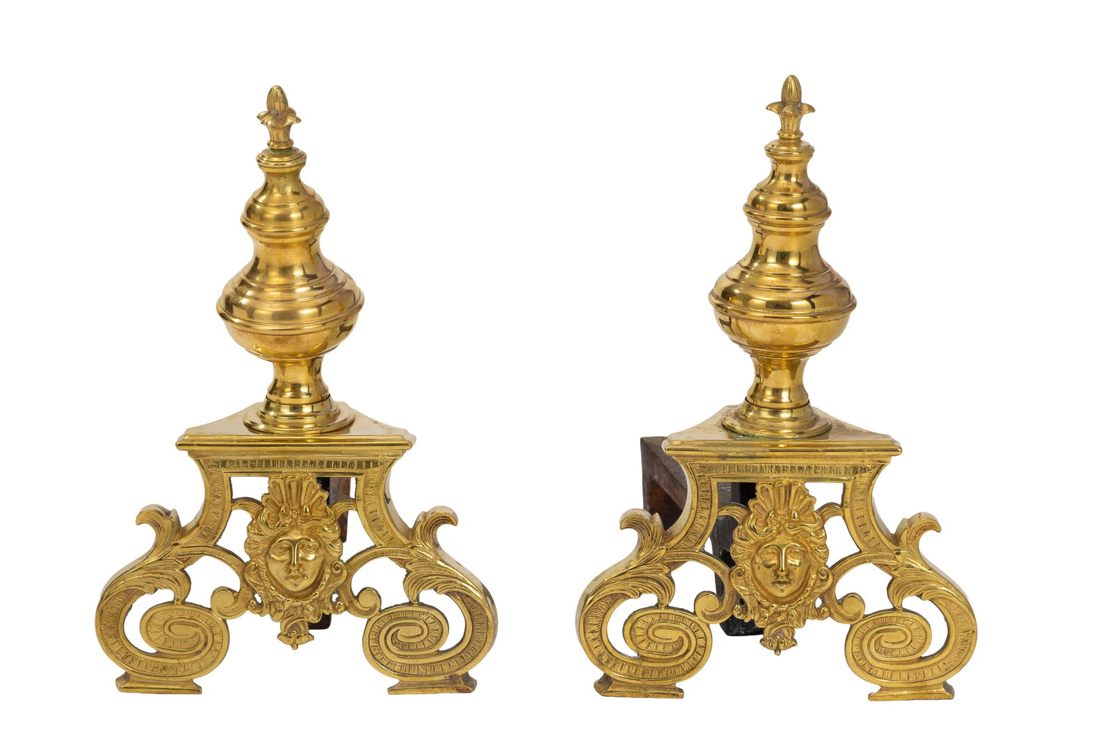 Paire de chenets, fin du XIXe s., en bronze doré et laiton, orné d'un masque et feuilles d (1 of 3)
