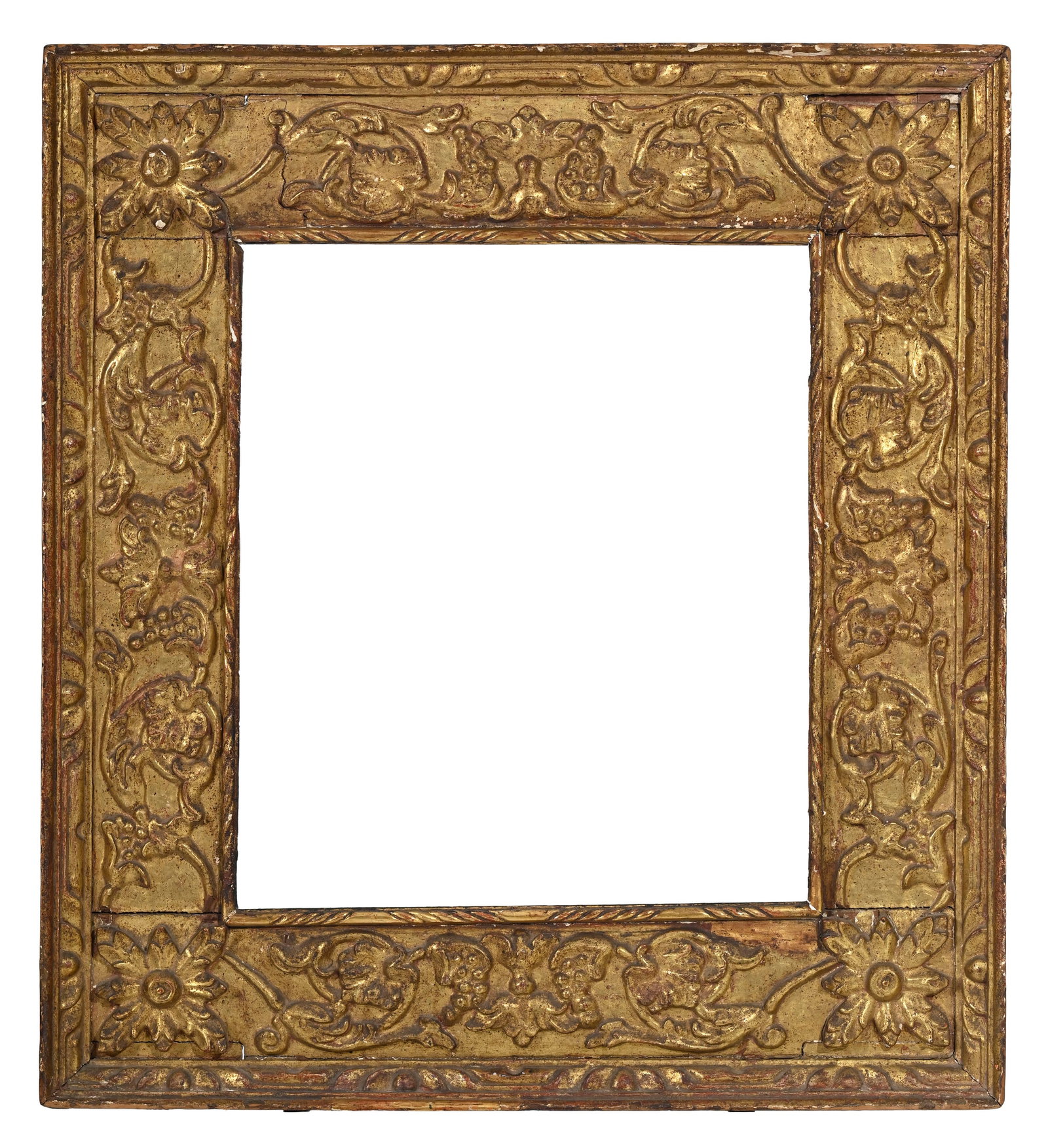 Cadre, XVIIIe s., en bois sculpté à décor de rinceaux de pampres de vigne et fleurs, : Cadre, XVIIIe s., en bois sculpté à décor de rinceaux de pampres de vigne et fleurs, 98x88cm Condition dimensions du cadre interne: 62x53.5 cm manques et usures à la dorure