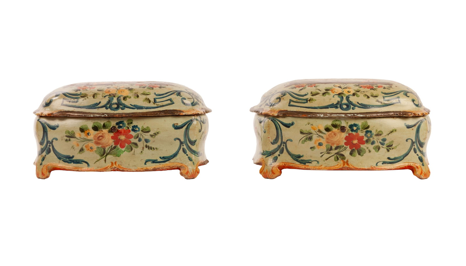 Paire de boîtes, Venise, XVIIIe s., en bois laqué vert à décor de fleurs et de s - 2