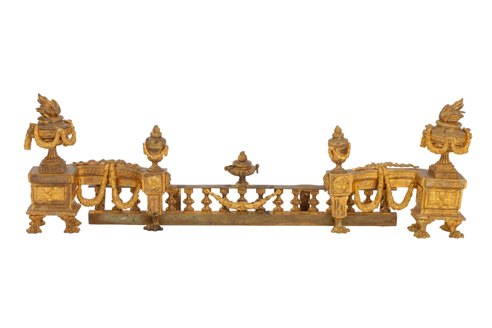 Barre de cheminée de style Louis XVI, XIXe s., en bronze ciselé et doré, à d: Barre de cheminée de style Louis XVI, XIXe s., en bronze ciselé et doré, à décor de pots à feu et de guirlandes, composée de trois éléments, long. 132 cm