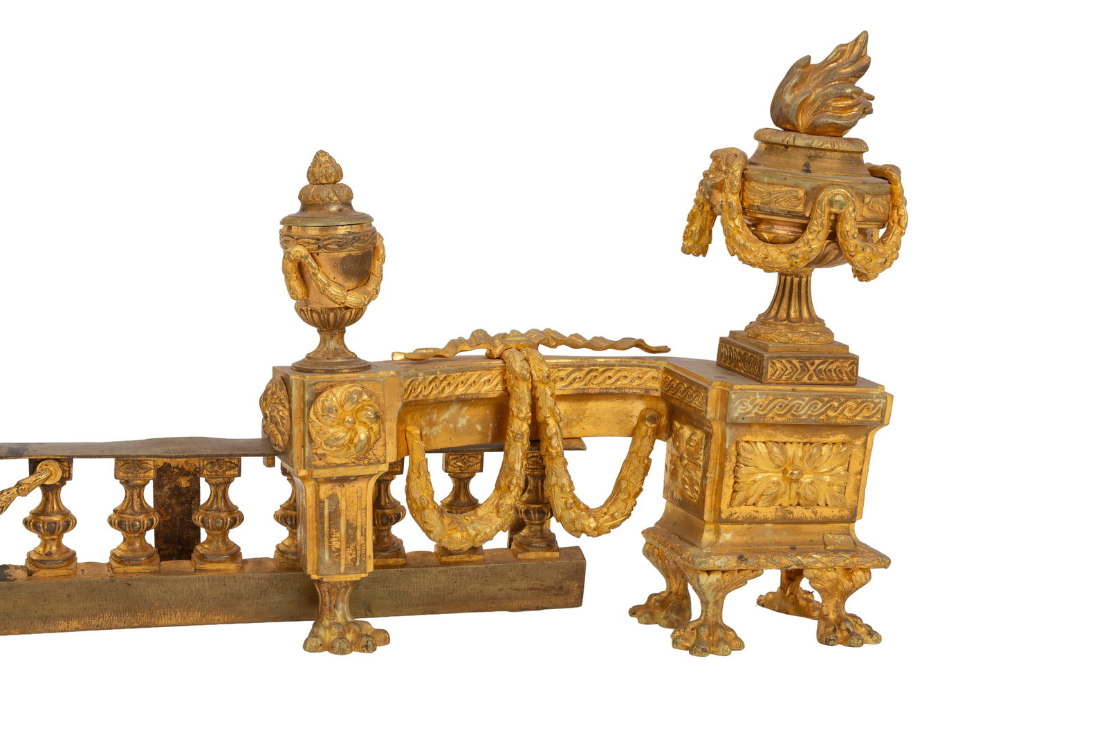 Barre de cheminée de style Louis XVI, XIXe s., en bronze ciselé et doré, à d - 2
