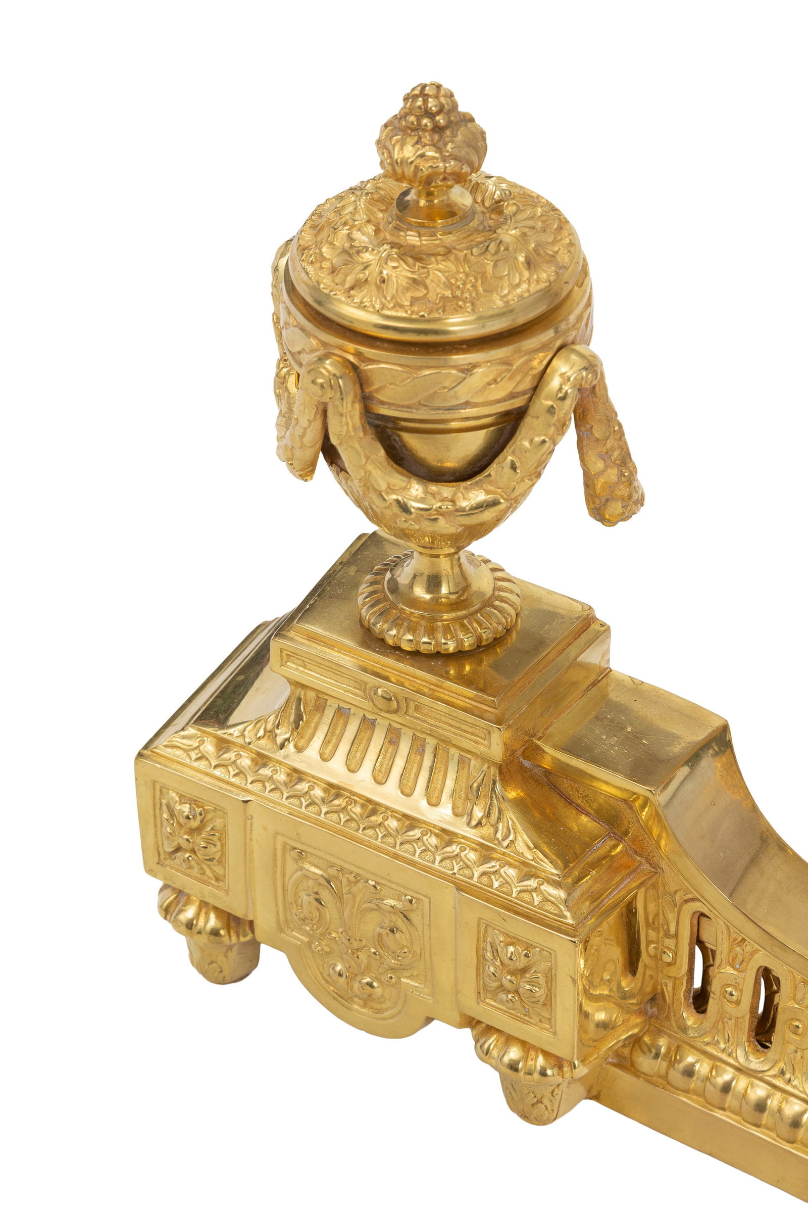 Paire de chenets, grille de cheminée, et nécessaire, XXe s., en bronze et métal dor&# - 3