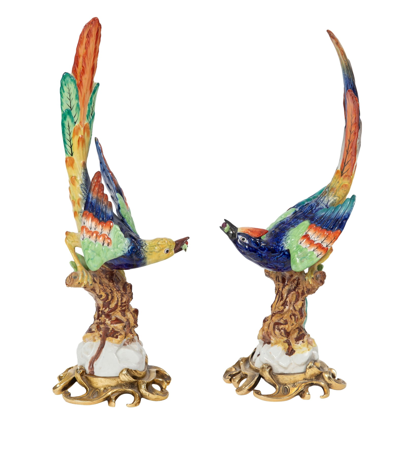 Paire d'oiseaux, XXe s., en porcelaine polychrome, monture en bronze doré à décor roc: Paire d'oiseaux, XXe s., en porcelaine polychrome, monture en bronze doré à décor rocaille, h. 31cm Condition manque à la une feuille tenue dans le bec d'un oiseau
